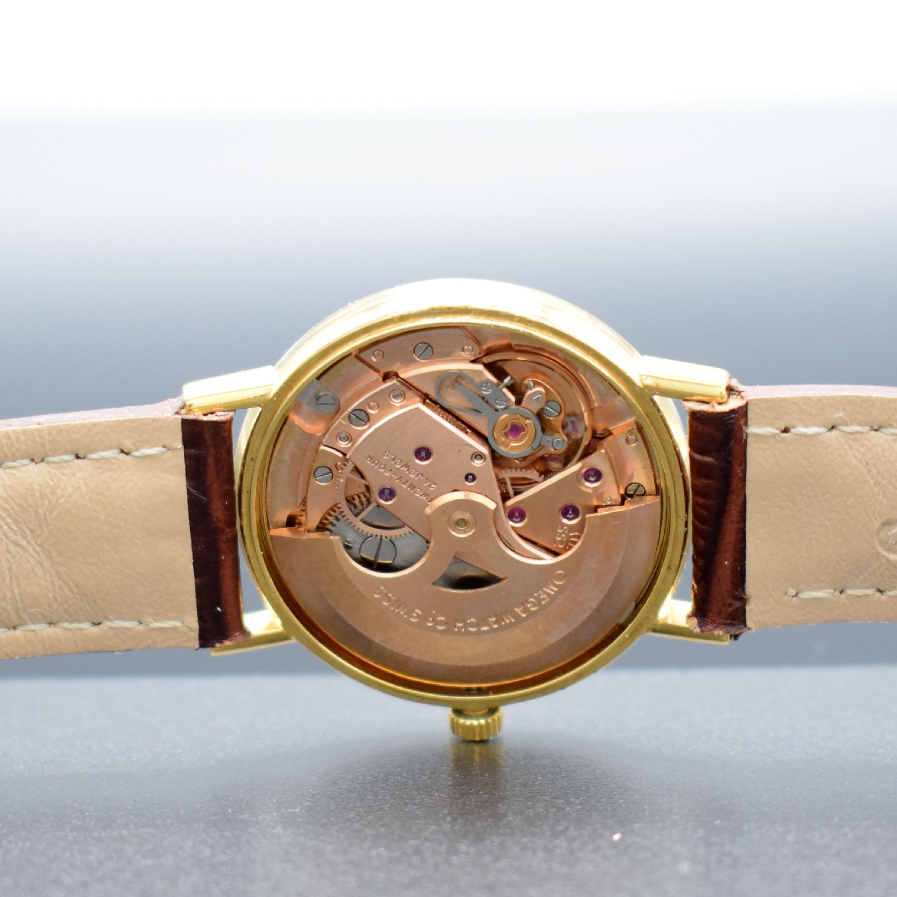 Detail h: OMEGA Herrenarmbanduhr Serie Geneve, Automatik, Schweiz um 1964, verg. Metallgeh., Edelstahlboden aufgedr., Lederband m. verg. orig. Dornschl., orig. ...