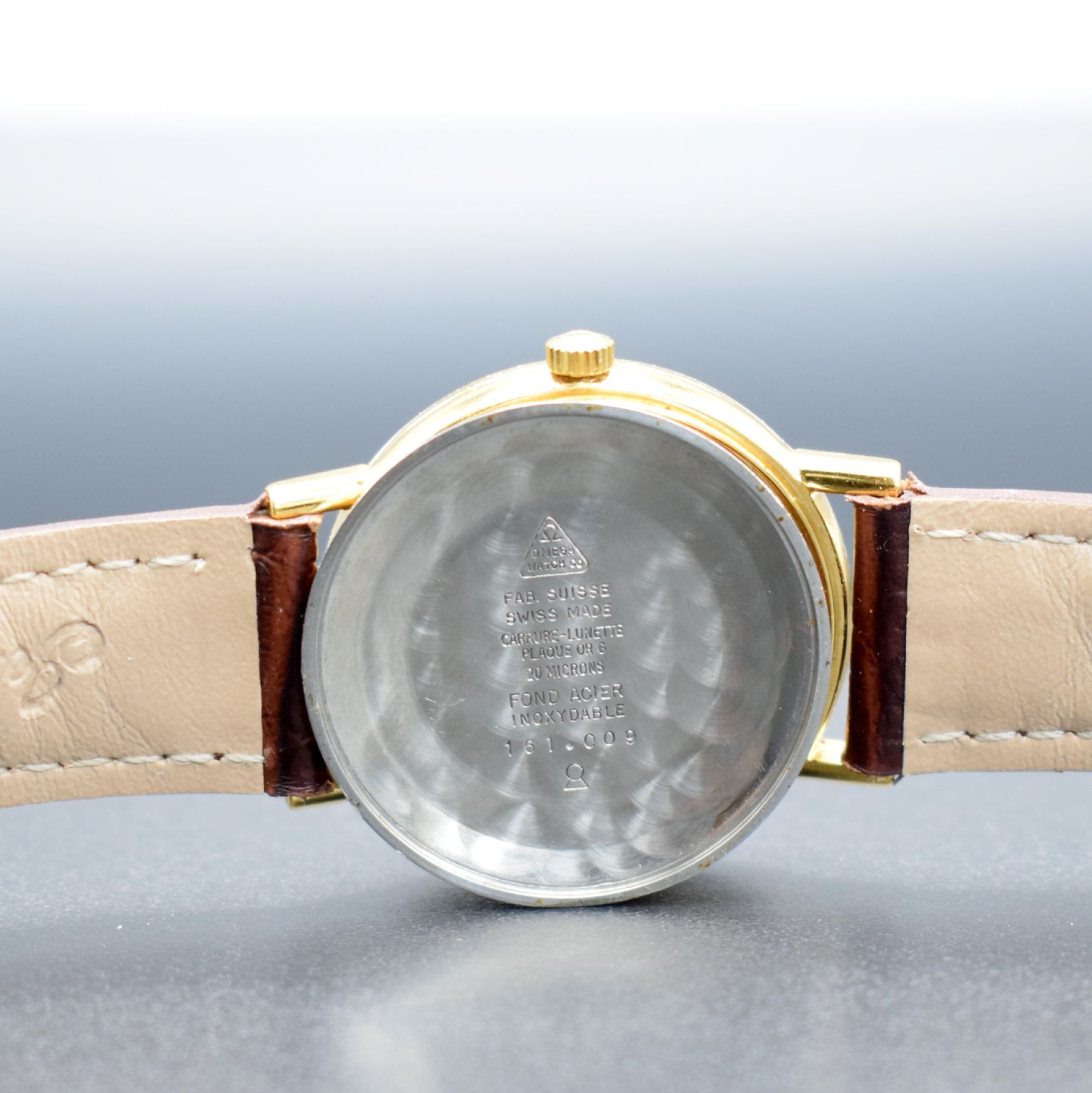 Detail i: OMEGA Herrenarmbanduhr Serie Geneve, Automatik, Schweiz um 1964, verg. Metallgeh., Edelstahlboden aufgedr., Lederband m. verg. orig. Dornschl., orig. ...