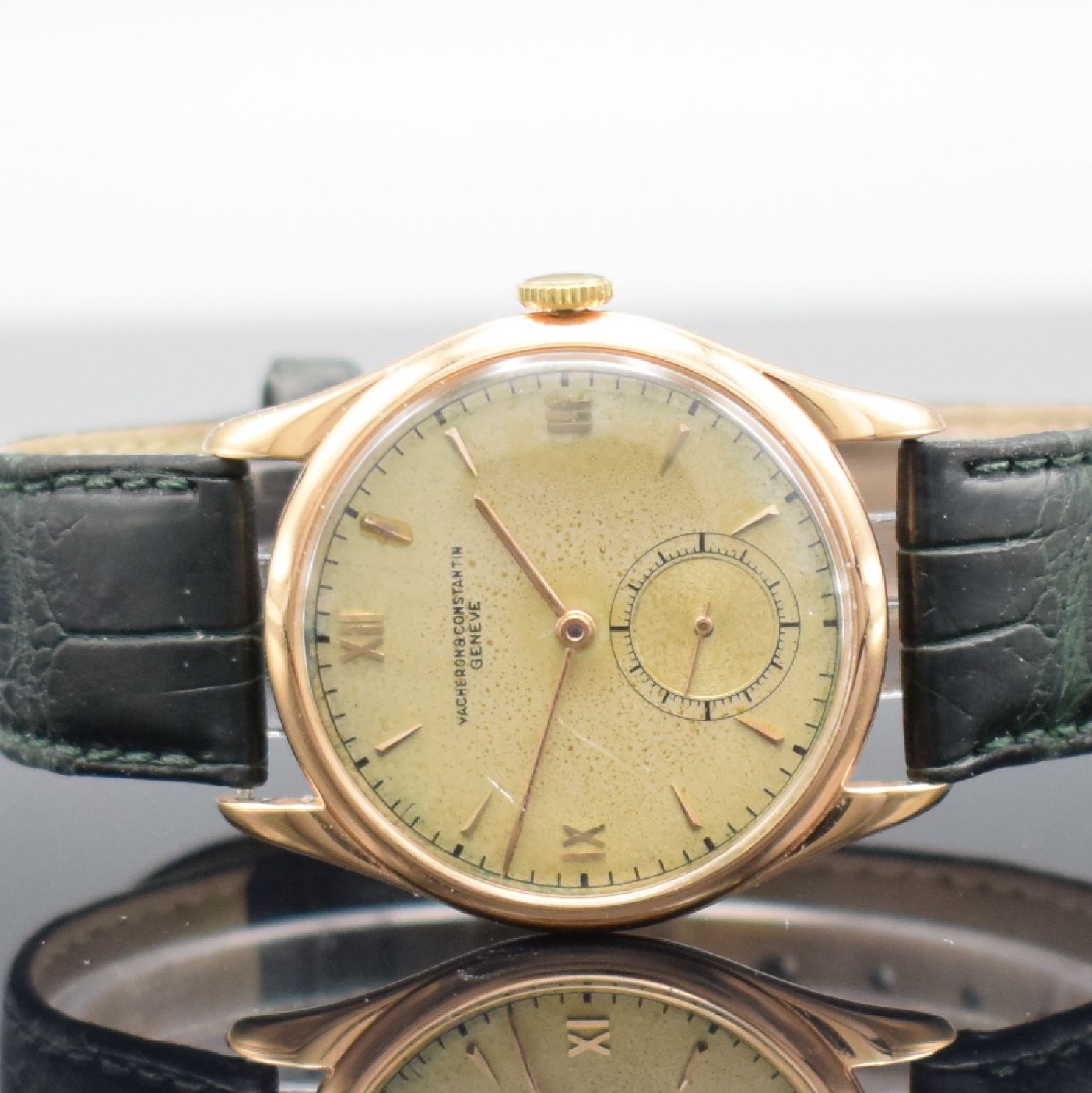 Detail a: VACHERON & CONSTANTIN seltene Herrenarmbanduhr in RG 750/000, Handaufzug, Schweiz um 1945, 3-tlg. Geh., Boden und Glasrand aufgedr., silb. Zifferbl. ...