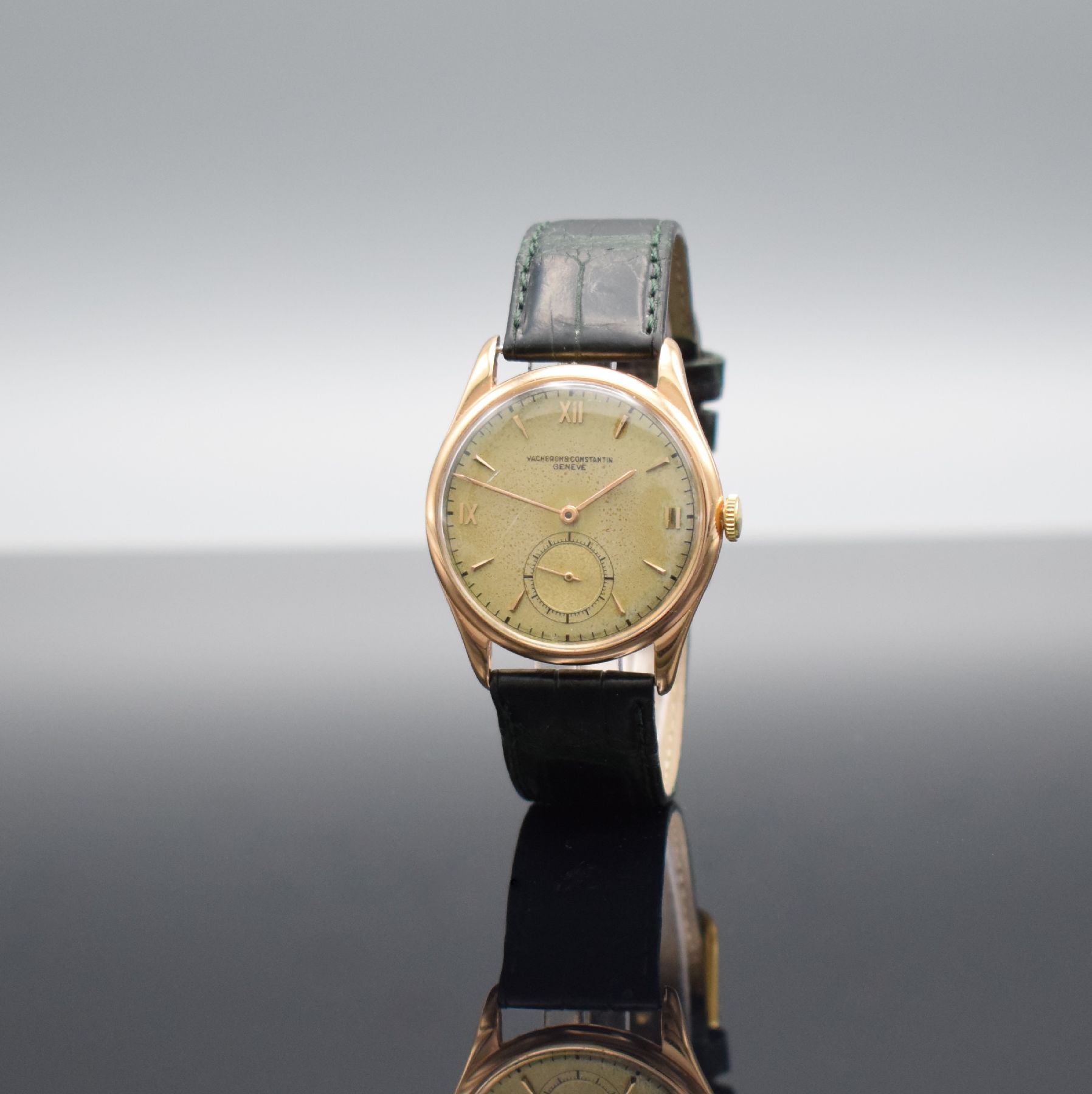 Detail b: VACHERON & CONSTANTIN seltene Herrenarmbanduhr in RG 750/000, Handaufzug, Schweiz um 1945, 3-tlg. Geh., Boden und Glasrand aufgedr., silb. Zifferbl. ...