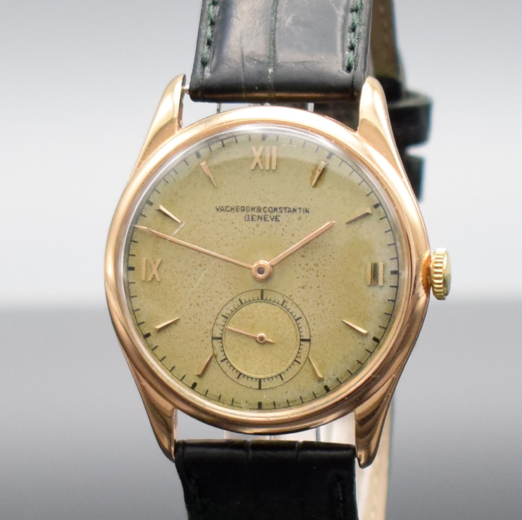 Detail c: VACHERON & CONSTANTIN seltene Herrenarmbanduhr in RG 750/000, Handaufzug, Schweiz um 1945, 3-tlg. Geh., Boden und Glasrand aufgedr., silb. Zifferbl. ...