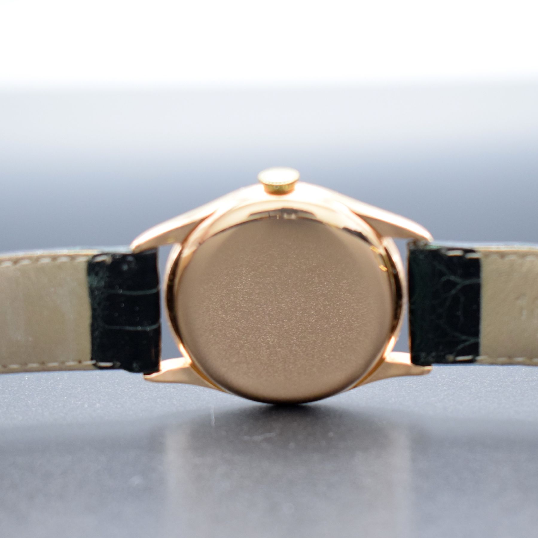 Detail d: VACHERON & CONSTANTIN seltene Herrenarmbanduhr in RG 750/000, Handaufzug, Schweiz um 1945, 3-tlg. Geh., Boden und Glasrand aufgedr., silb. Zifferbl. ...