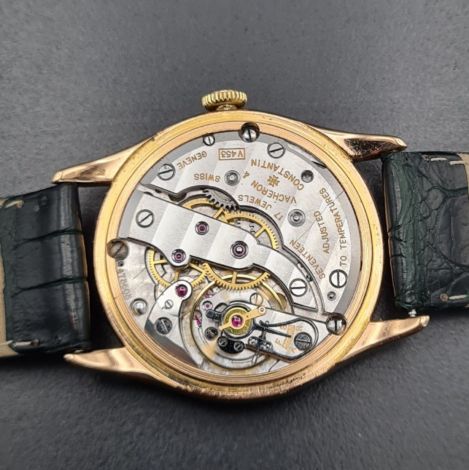 Detail e: VACHERON & CONSTANTIN seltene Herrenarmbanduhr in RG 750/000, Handaufzug, Schweiz um 1945, 3-tlg. Geh., Boden und Glasrand aufgedr., silb. Zifferbl. ...