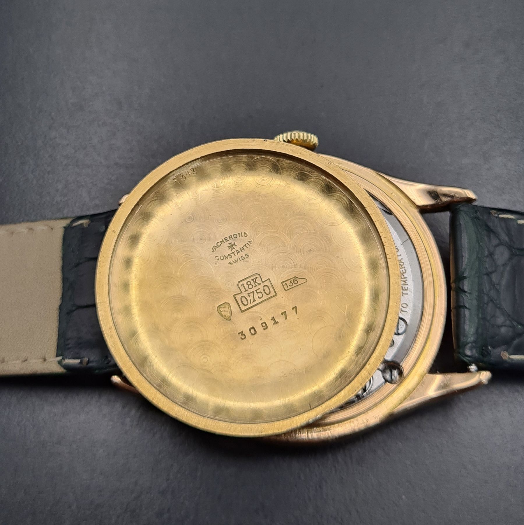 Detail f: VACHERON & CONSTANTIN seltene Herrenarmbanduhr in RG 750/000, Handaufzug, Schweiz um 1945, 3-tlg. Geh., Boden und Glasrand aufgedr., silb. Zifferbl. ...