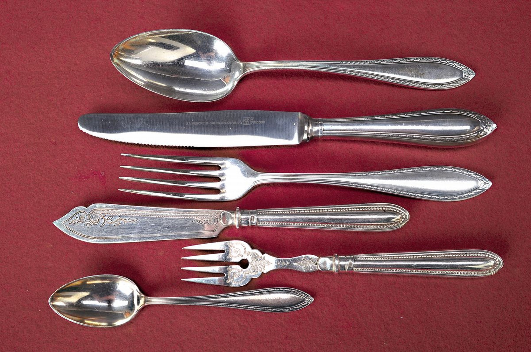 Umfangreiches Besteck im Besteckkasten, um 1900/10, versilbert, 12 Messer, 12 Gabeln, 12 Menuemesser, 11 Menuegabeln, 12 Suppenlöffel, 12 ...