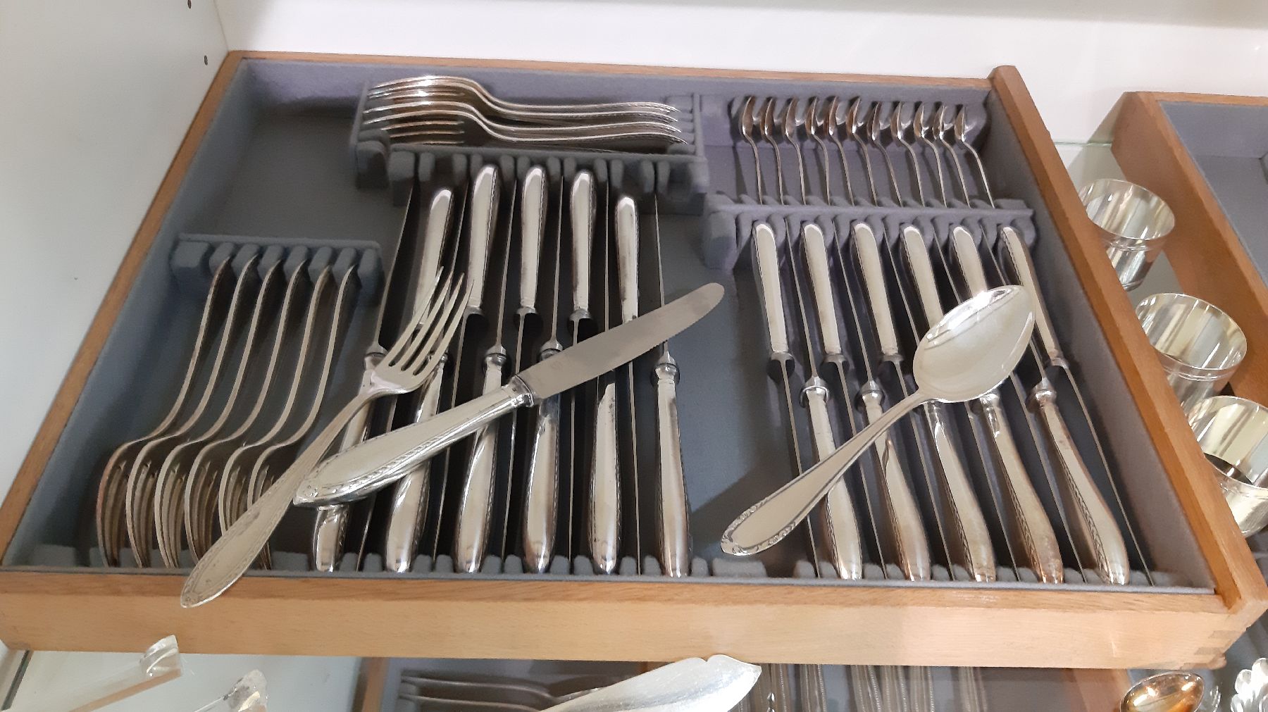 Detail a: Umfangreiches Besteck im Besteckkasten, um 1900/10, versilbert, 12 Messer, 12 Gabeln, 12 Menuemesser, 11 Menuegabeln, 12 Suppenlöffel, 12 ...