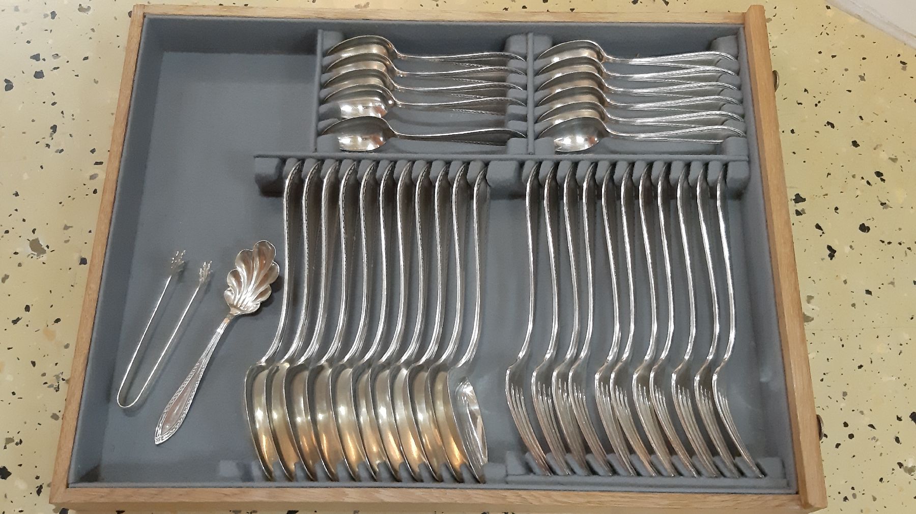 Detail c: Umfangreiches Besteck im Besteckkasten, um 1900/10, versilbert, 12 Messer, 12 Gabeln, 12 Menuemesser, 11 Menuegabeln, 12 Suppenlöffel, 12 ...