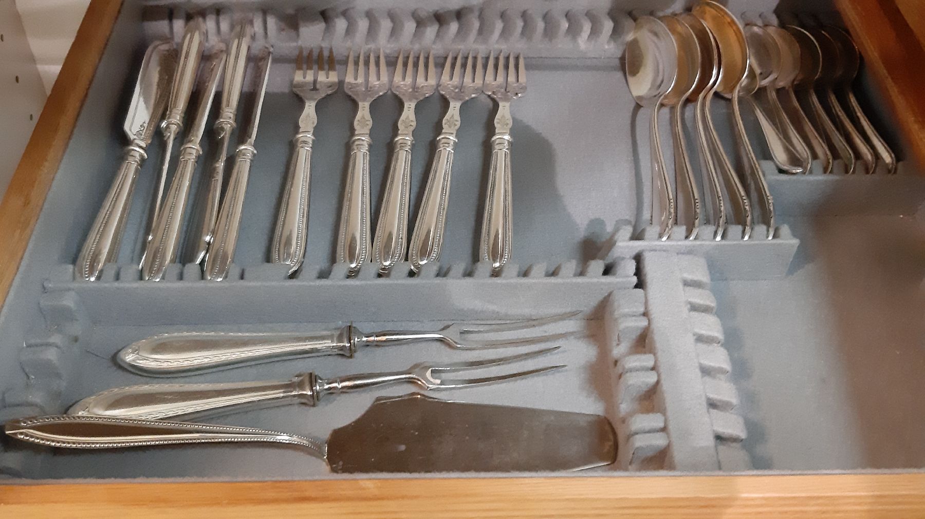 Detail d: Umfangreiches Besteck im Besteckkasten, um 1900/10, versilbert, 12 Messer, 12 Gabeln, 12 Menuemesser, 11 Menuegabeln, 12 Suppenlöffel, 12 ...