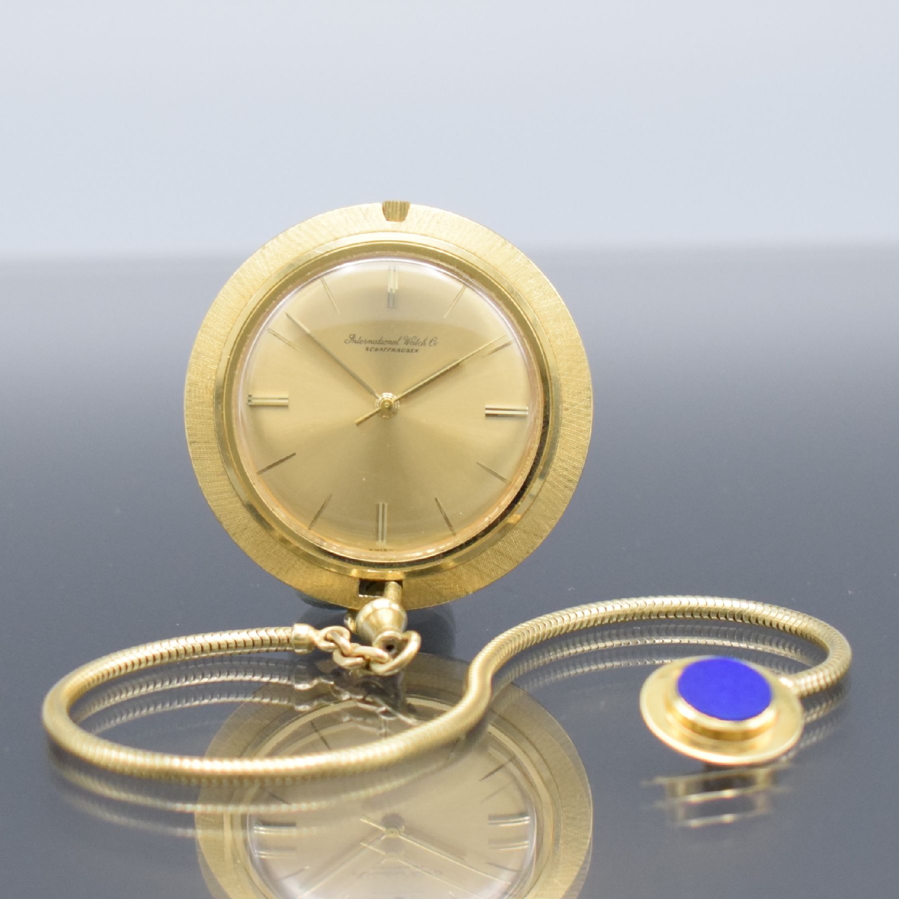 IWC seltene Frackuhr in GG 750/000 Referenz 243 an Kette in GG 585/000 mit Lapislazuli, Handaufzug, Schweiz um 1965, Boden aufgedr., gold. Zifferbl. ...