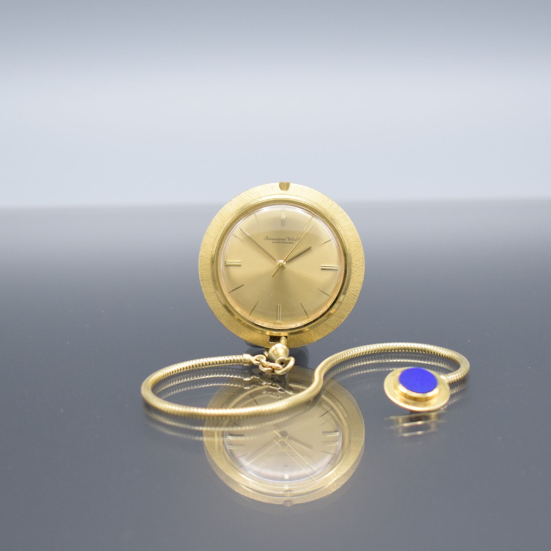 Detail a: IWC seltene Frackuhr in GG 750/000 Referenz 243 an Kette in GG 585/000 mit Lapislazuli, Handaufzug, Schweiz um 1965, Boden aufgedr., gold. Zifferbl. ...