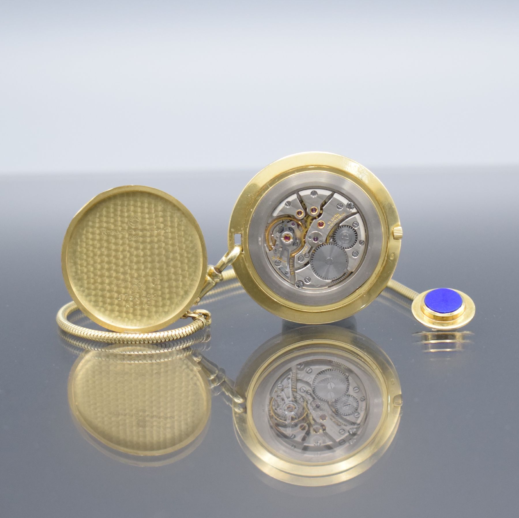 Detail b: IWC seltene Frackuhr in GG 750/000 Referenz 243 an Kette in GG 585/000 mit Lapislazuli, Handaufzug, Schweiz um 1965, Boden aufgedr., gold. Zifferbl. ...