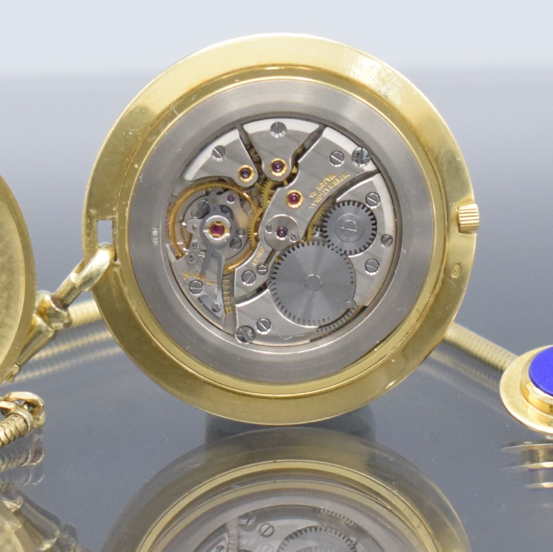 Detail c: IWC seltene Frackuhr in GG 750/000 Referenz 243 an Kette in GG 585/000 mit Lapislazuli, Handaufzug, Schweiz um 1965, Boden aufgedr., gold. Zifferbl. ...