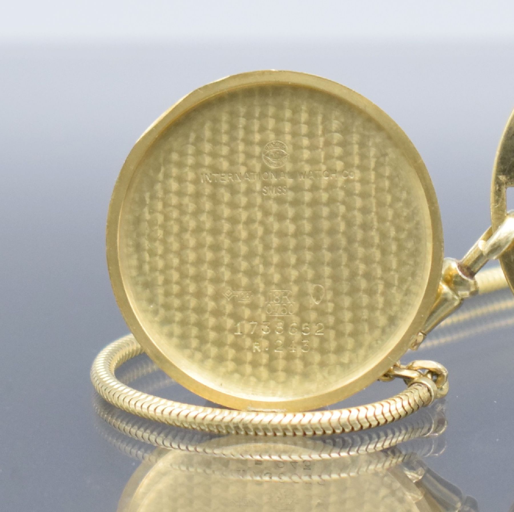 Detail d: IWC seltene Frackuhr in GG 750/000 Referenz 243 an Kette in GG 585/000 mit Lapislazuli, Handaufzug, Schweiz um 1965, Boden aufgedr., gold. Zifferbl. ...