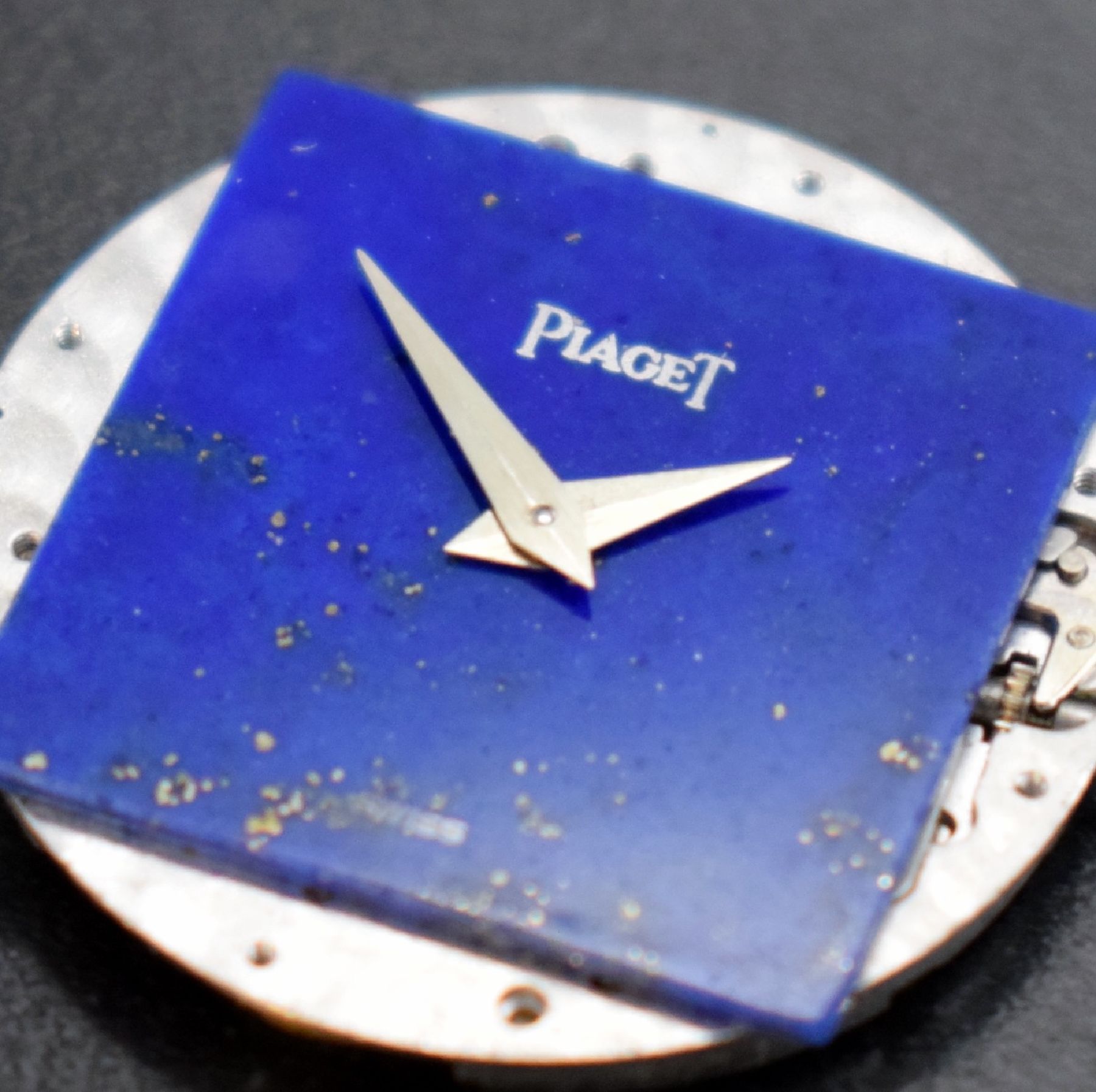 Detail k: PIAGET seltene, quadratische Damenarmbanduhr Altiplano in WG 750/000 mit Lapislazuli Zifferblatt & Lünette Referenz 9200 C 4, Handaufzug, Schweiz um ...