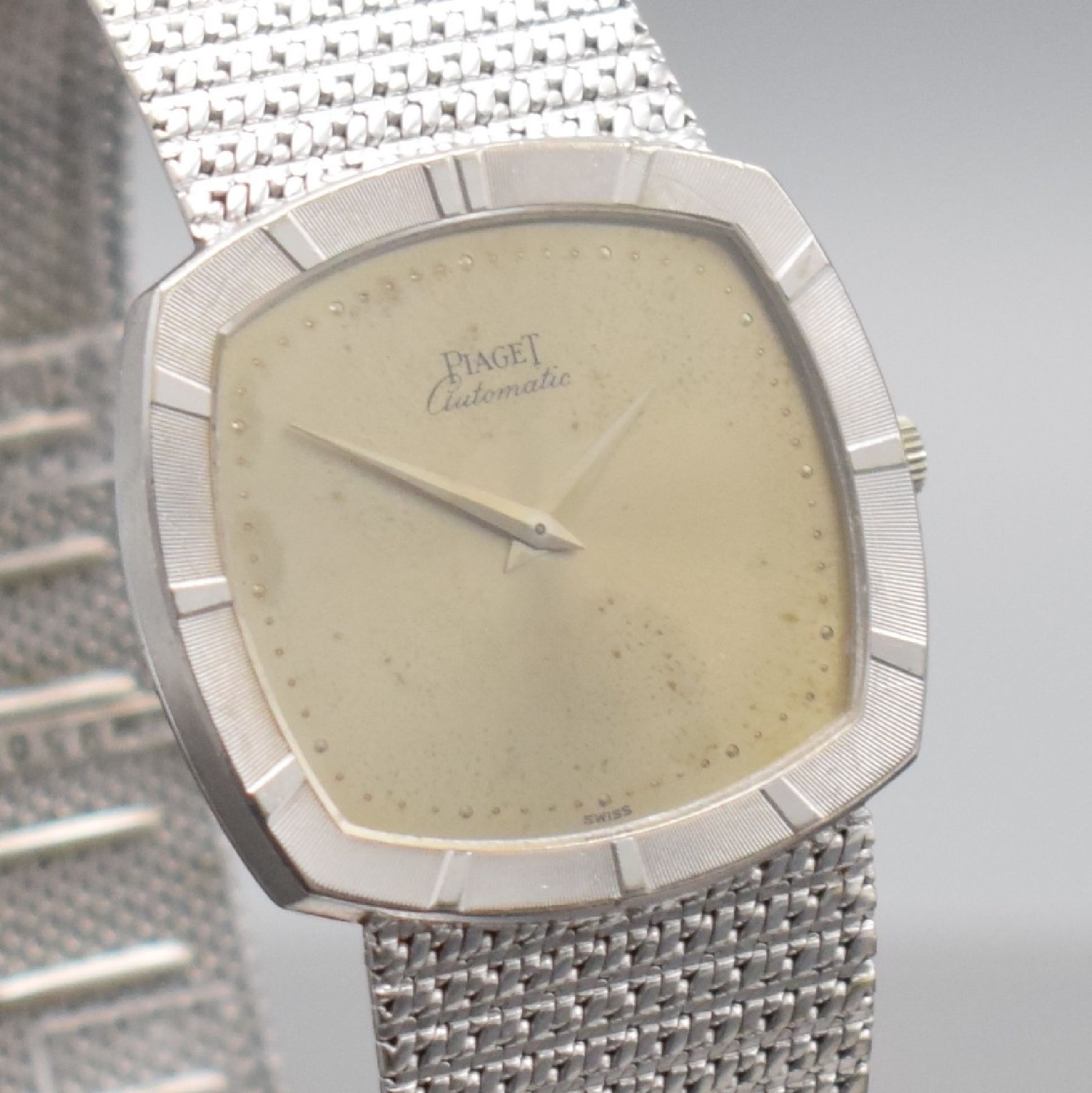 Detail e: PIAGET feine Armbanduhr in WG 750/000 Referenz 12421R1, Automatik, Schweiz 1970er Jahre, 2-teil. Geh., Indexlünette, Boden 4-fach verschr., silb. ...