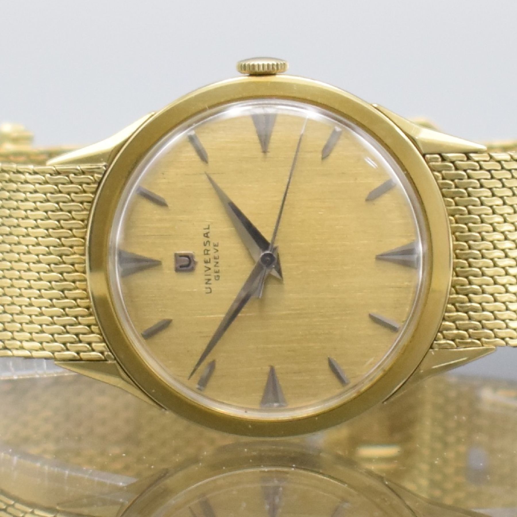 Detail a: UNIVERSAL GENEVE Herrenarmbanduhr in GG 750/000 Referenz 106548-1, Handaufzug, Schweiz um 1960, 3-teil. Geh., Boden & Glasrand aufgedr., spezielles ...