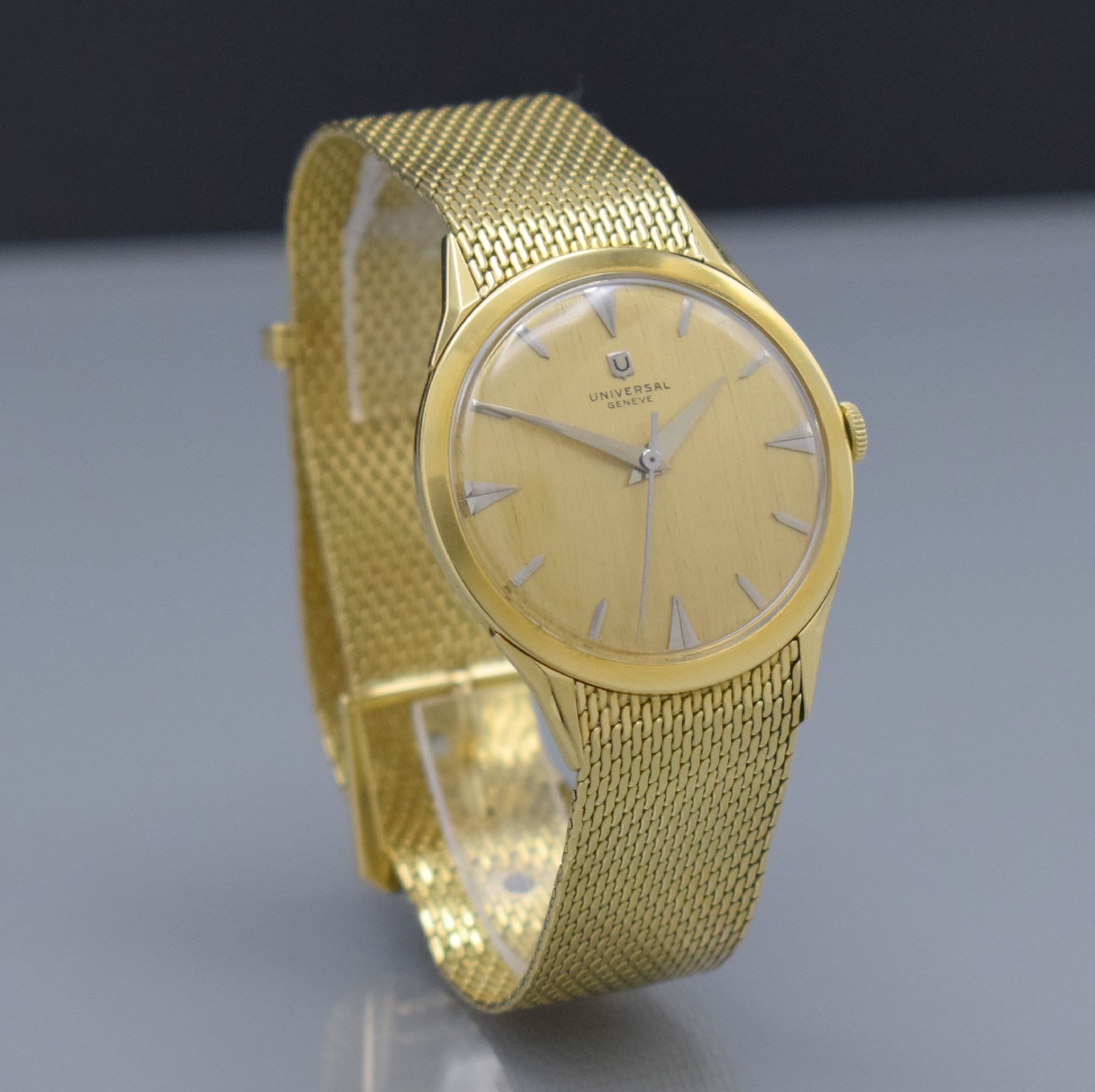 Detail d: UNIVERSAL GENEVE Herrenarmbanduhr in GG 750/000 Referenz 106548-1, Handaufzug, Schweiz um 1960, 3-teil. Geh., Boden & Glasrand aufgedr., spezielles ...