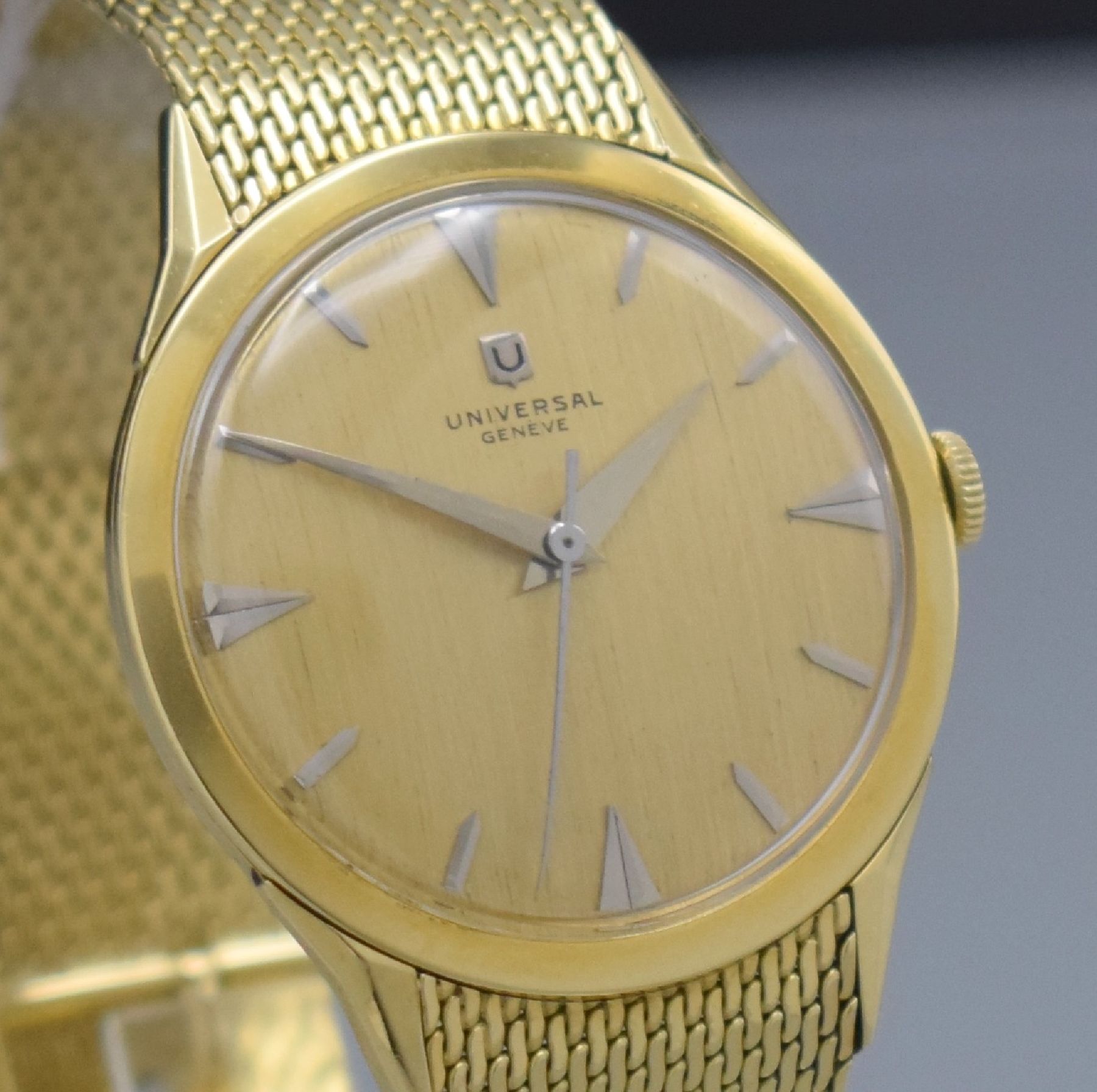 Detail e: UNIVERSAL GENEVE Herrenarmbanduhr in GG 750/000 Referenz 106548-1, Handaufzug, Schweiz um 1960, 3-teil. Geh., Boden & Glasrand aufgedr., spezielles ...
