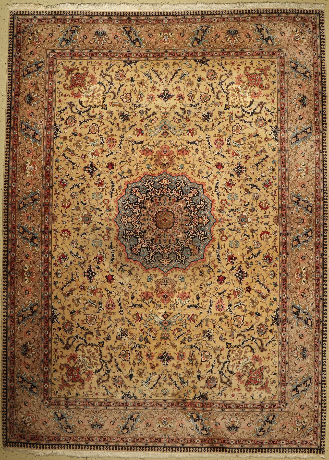 Täbriz fein, China, ca. 50 Jahre, Korkwolle, ca. 409 x 295 cm, EHZ: 2-3