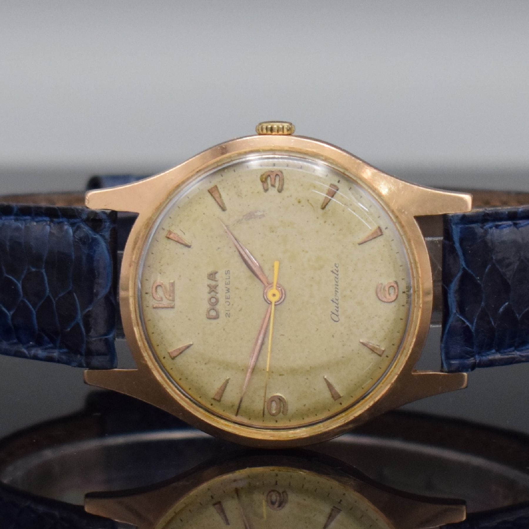 Detail a: DOXA Herrenarmbanduhr in RoseG 585/000, Schweiz um 1955, Automatik, 2-teil. Gehäuse dell., Boden aufgedr., patiniertes Zifferbl. m. gold. Std.-Ind., ...