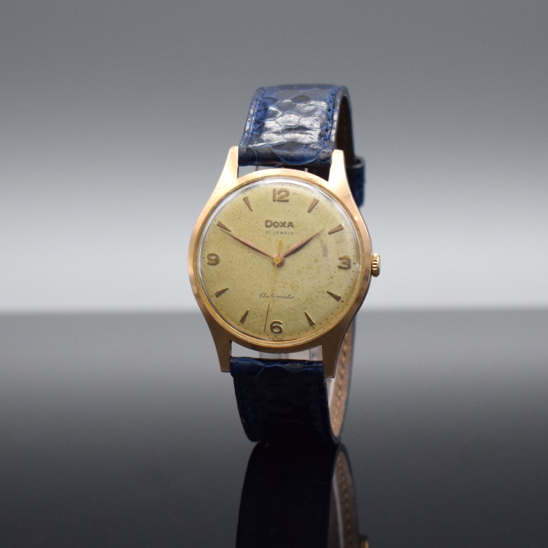 Detail b: DOXA Herrenarmbanduhr in RoseG 585/000, Schweiz um 1955, Automatik, 2-teil. Gehäuse dell., Boden aufgedr., patiniertes Zifferbl. m. gold. Std.-Ind., ...