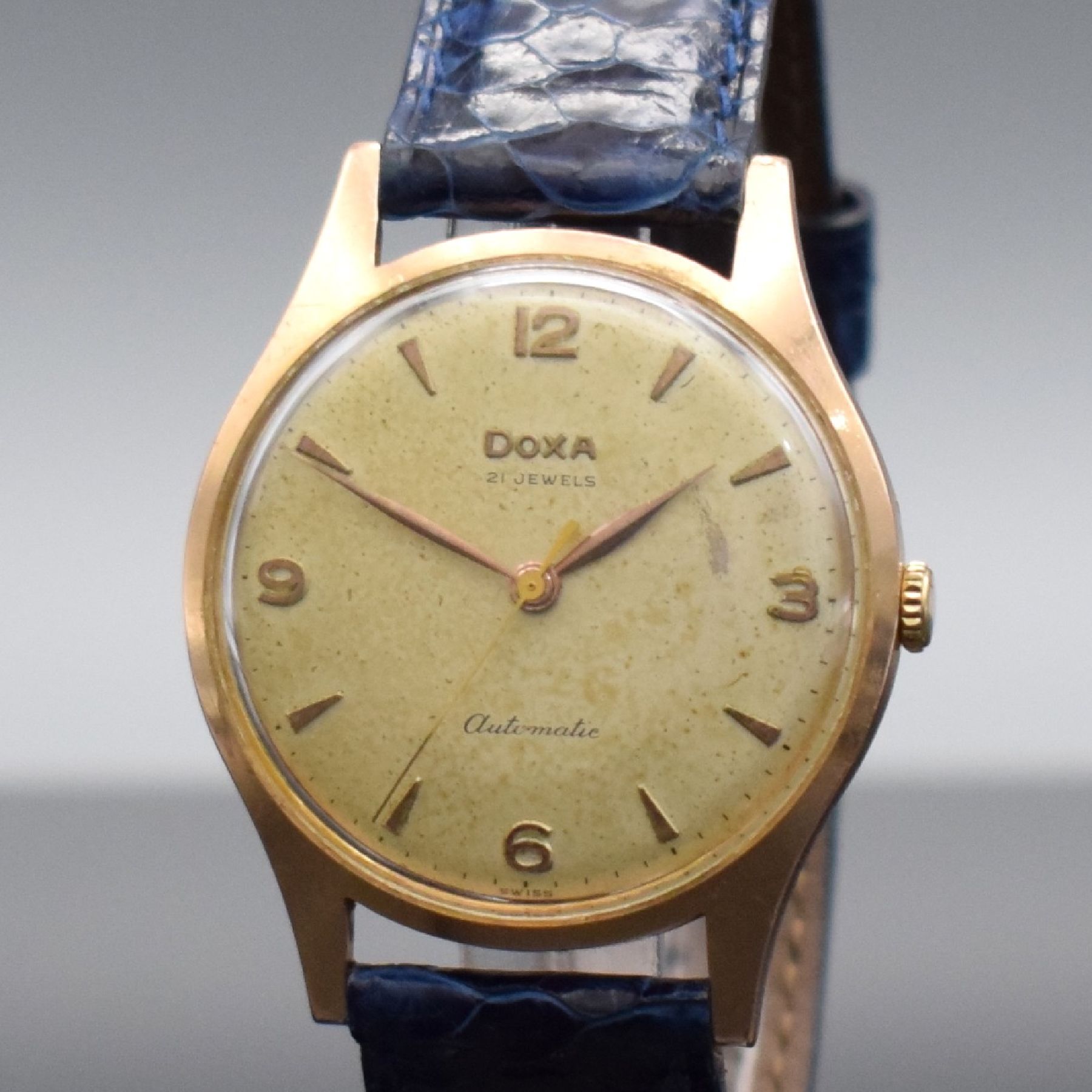 Detail c: DOXA Herrenarmbanduhr in RoseG 585/000, Schweiz um 1955, Automatik, 2-teil. Gehäuse dell., Boden aufgedr., patiniertes Zifferbl. m. gold. Std.-Ind., ...