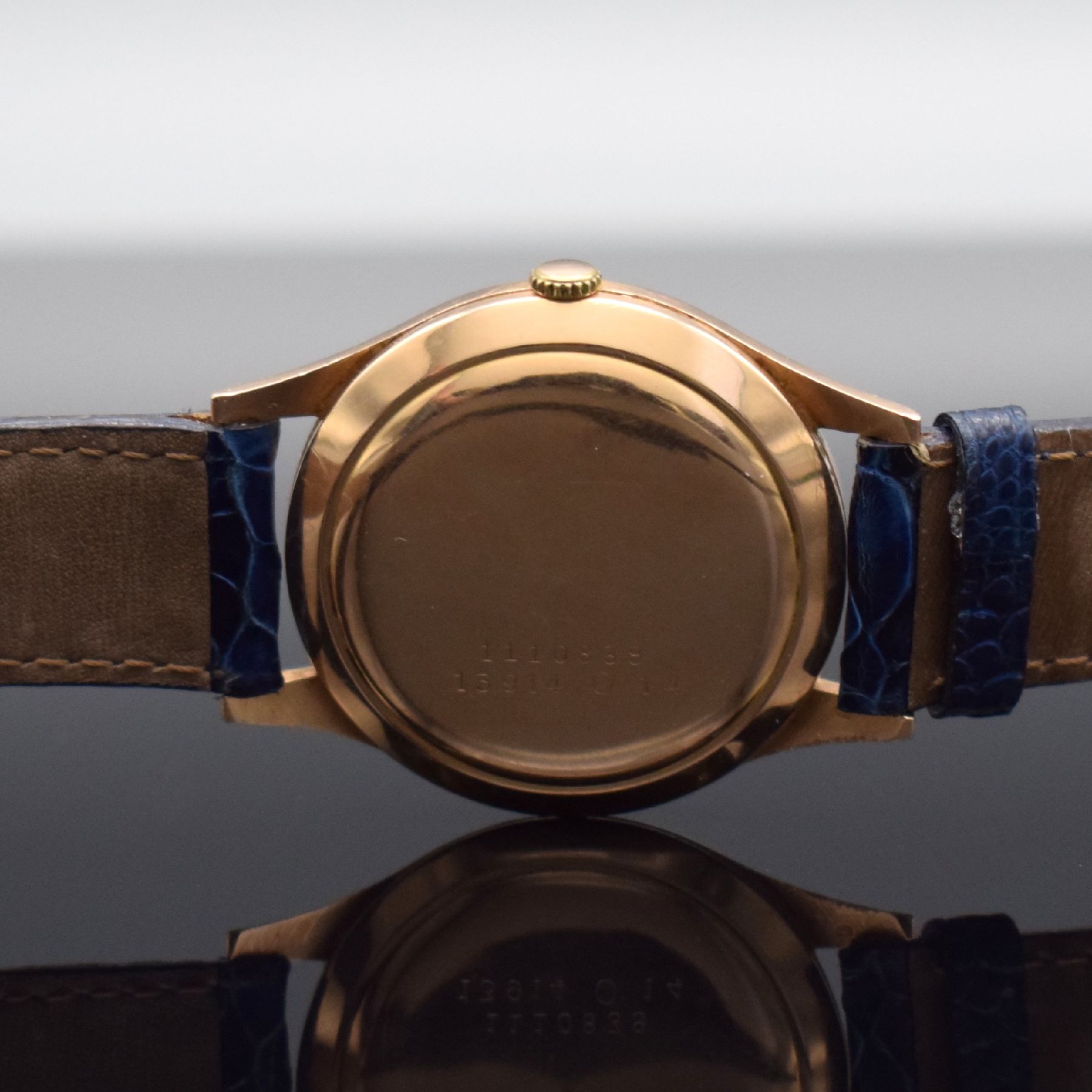 Detail d: DOXA Herrenarmbanduhr in RoseG 585/000, Schweiz um 1955, Automatik, 2-teil. Gehäuse dell., Boden aufgedr., patiniertes Zifferbl. m. gold. Std.-Ind., ...
