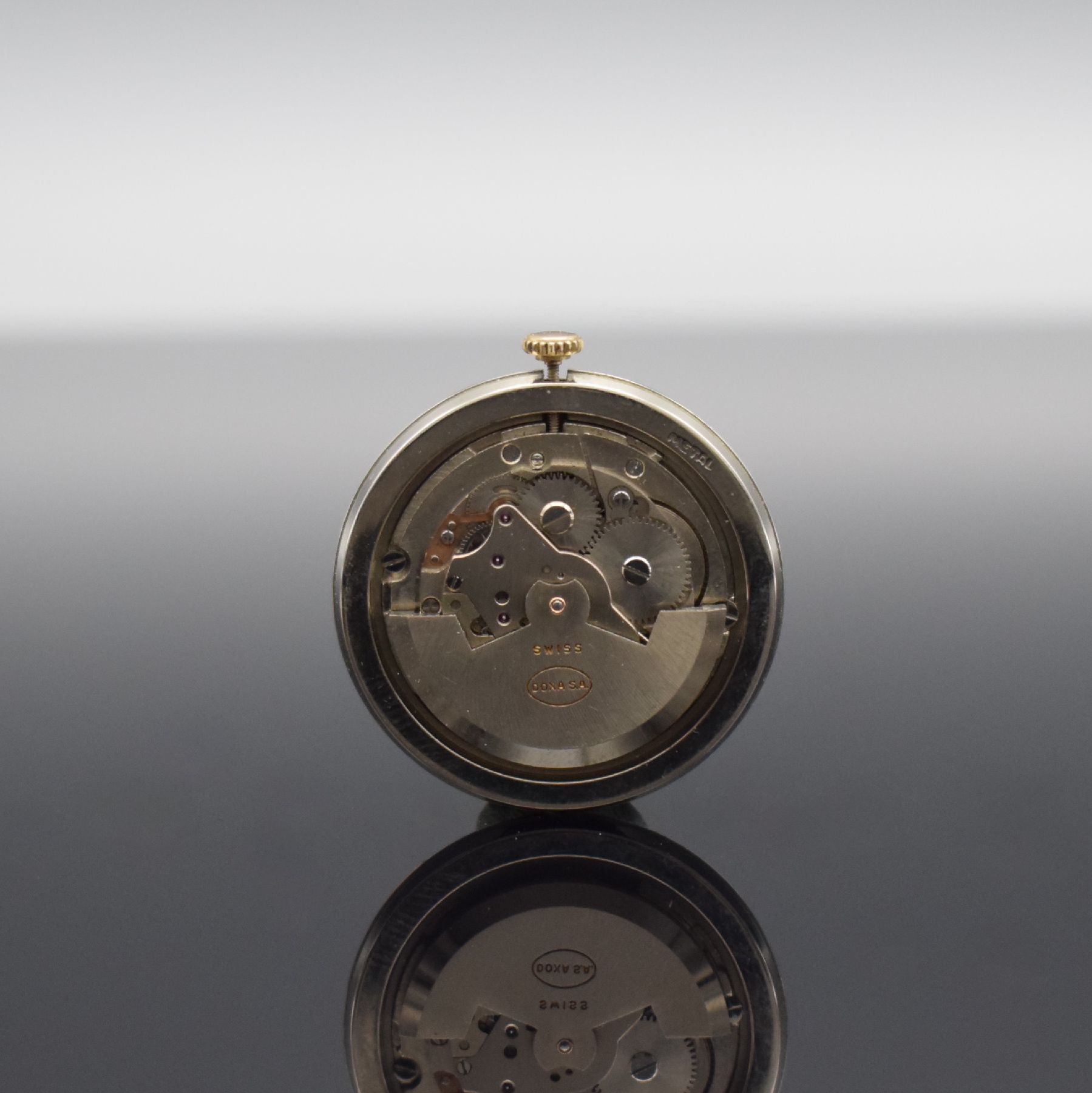 Detail e: DOXA Herrenarmbanduhr in RoseG 585/000, Schweiz um 1955, Automatik, 2-teil. Gehäuse dell., Boden aufgedr., patiniertes Zifferbl. m. gold. Std.-Ind., ...