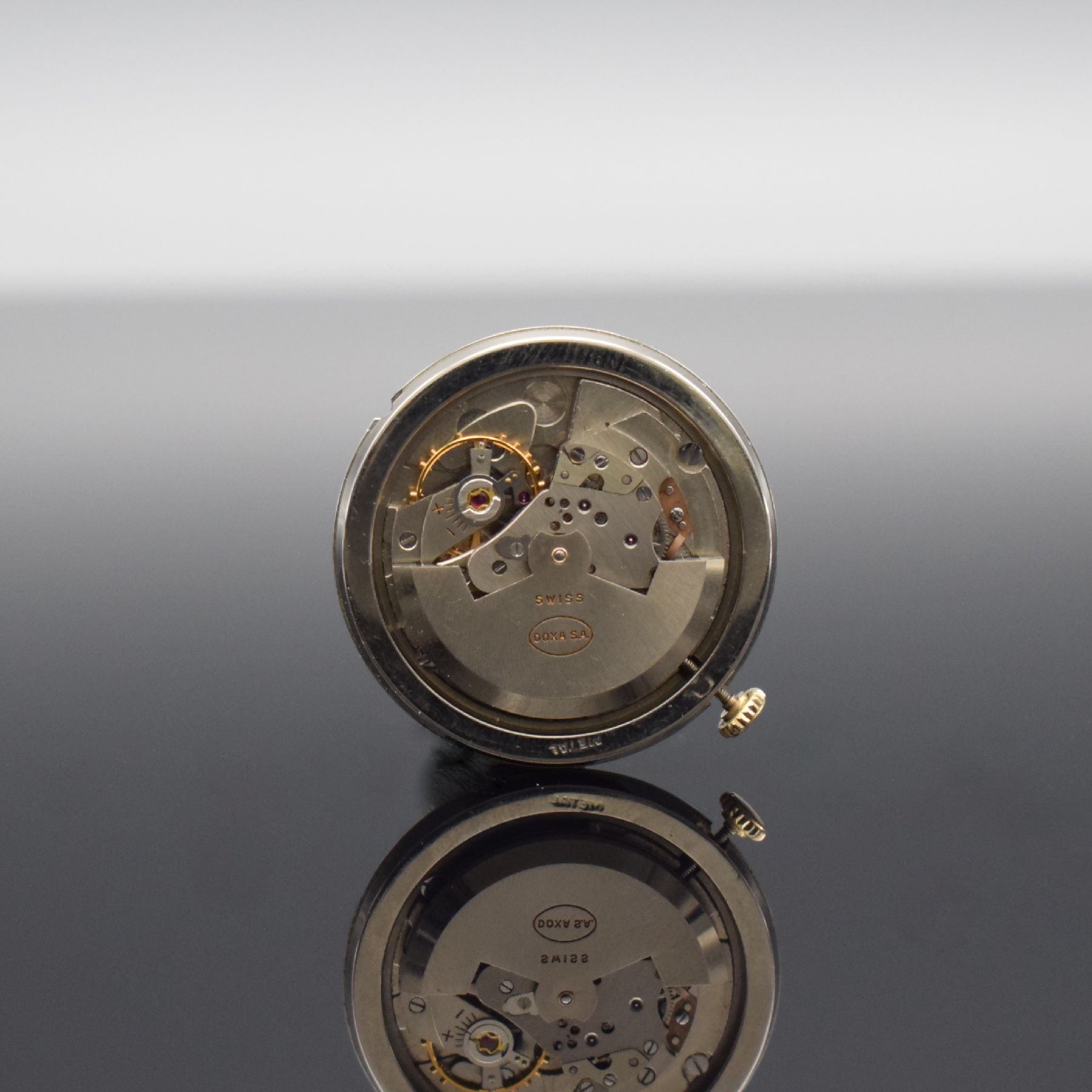 Detail f: DOXA Herrenarmbanduhr in RoseG 585/000, Schweiz um 1955, Automatik, 2-teil. Gehäuse dell., Boden aufgedr., patiniertes Zifferbl. m. gold. Std.-Ind., ...