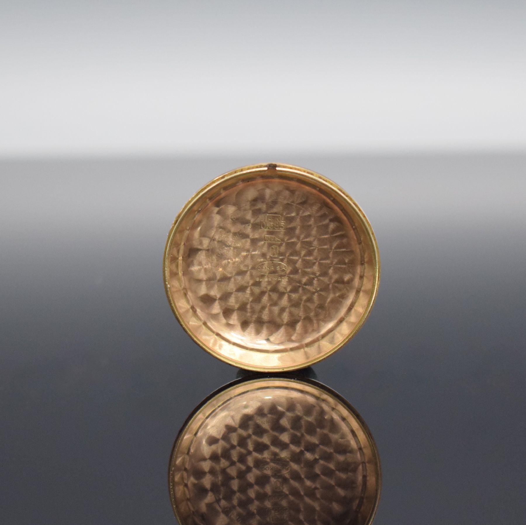 Detail g: DOXA Herrenarmbanduhr in RoseG 585/000, Schweiz um 1955, Automatik, 2-teil. Gehäuse dell., Boden aufgedr., patiniertes Zifferbl. m. gold. Std.-Ind., ...