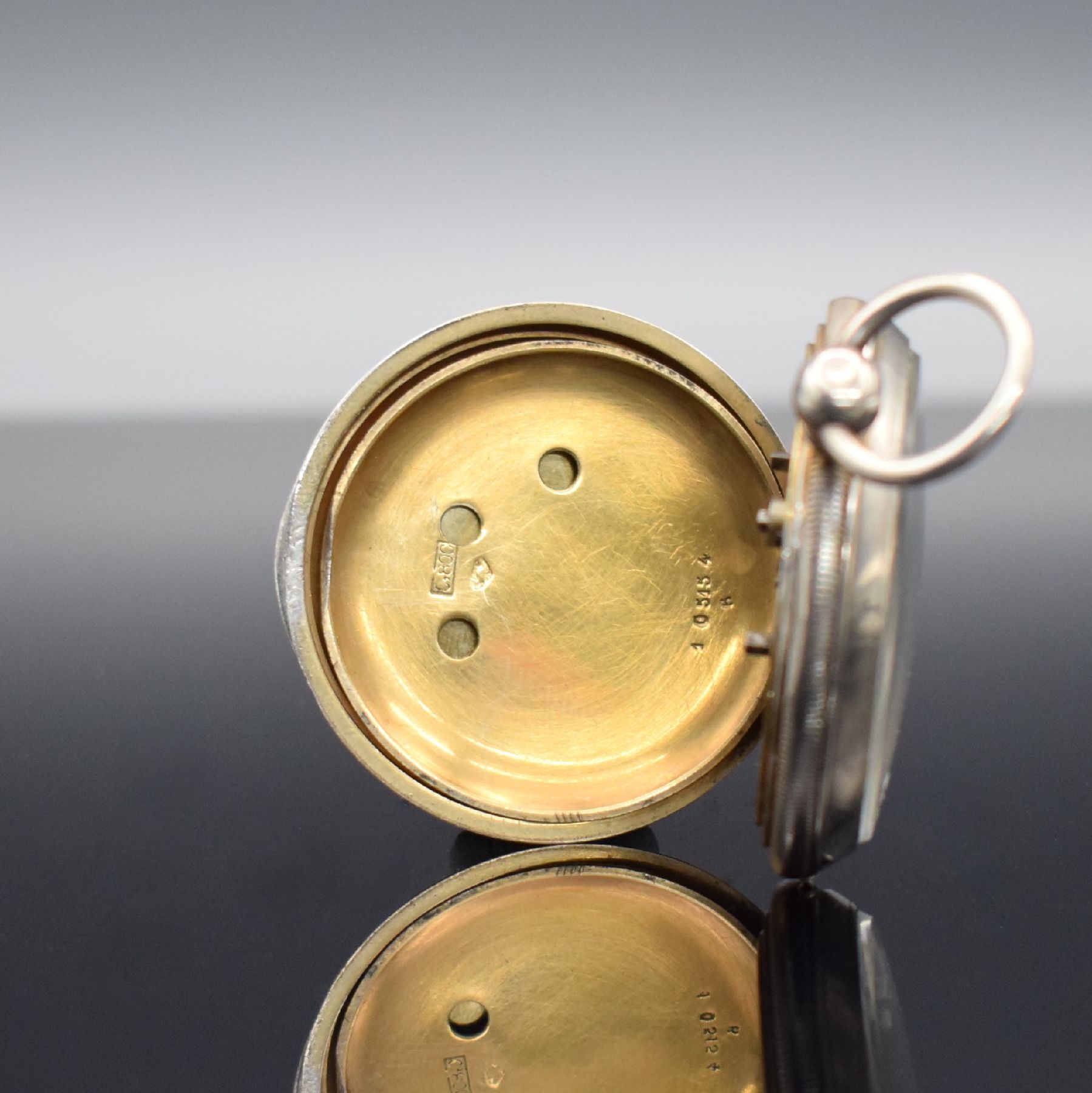 Detail d: Offene Taschenuhr mit doppelter Zeitanzeige, Schweiz für Osmanisches Reich um 1870, Silbergehäuse, innen verg., Emailzifferbl. m. röm. & ...