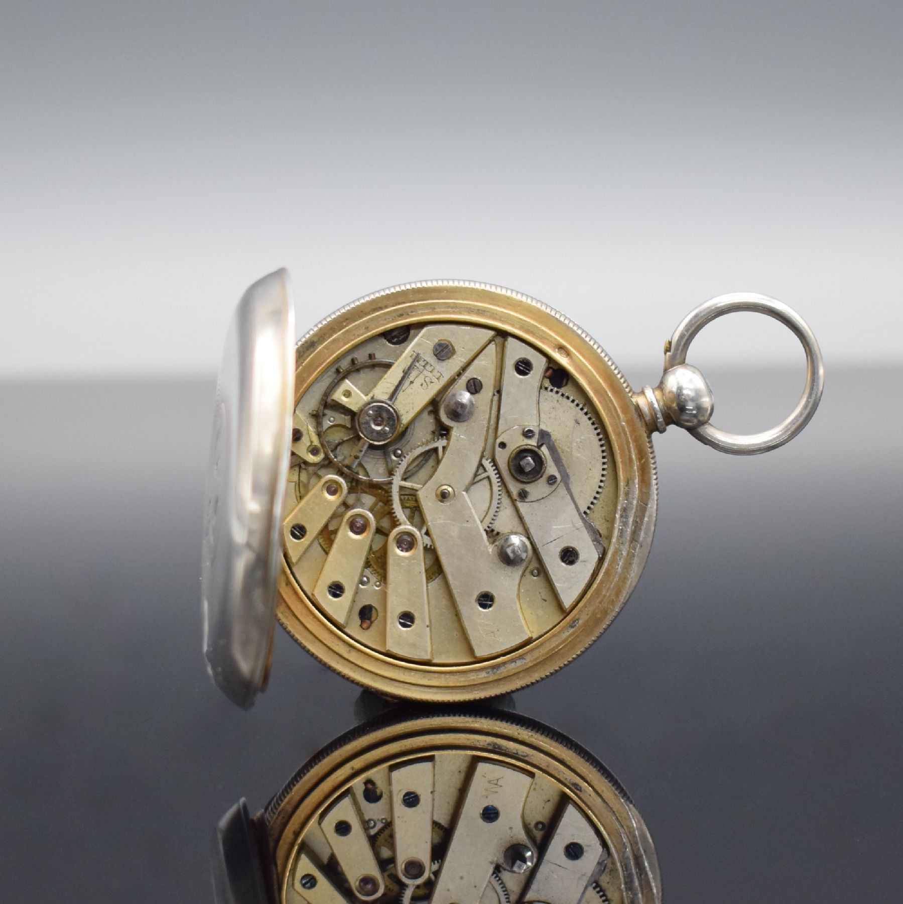 Detail e: Offene Taschenuhr mit doppelter Zeitanzeige, Schweiz für Osmanisches Reich um 1870, Silbergehäuse, innen verg., Emailzifferbl. m. röm. & ...