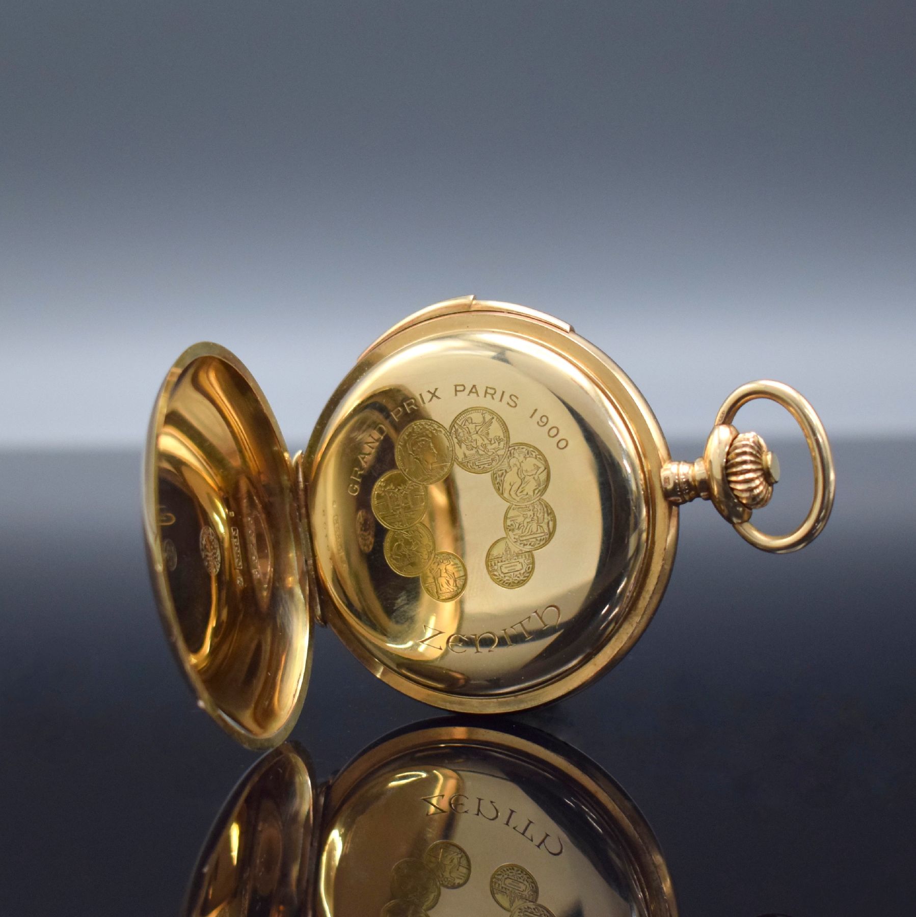 Detail e: ZENITH Herrensavonette mit Repetition in GG 585/000, Schweiz um 1910, glattes 3-Deckel Goldgeh., schönes Schmuckmonogr. auf dem Sprungdeckel, ...