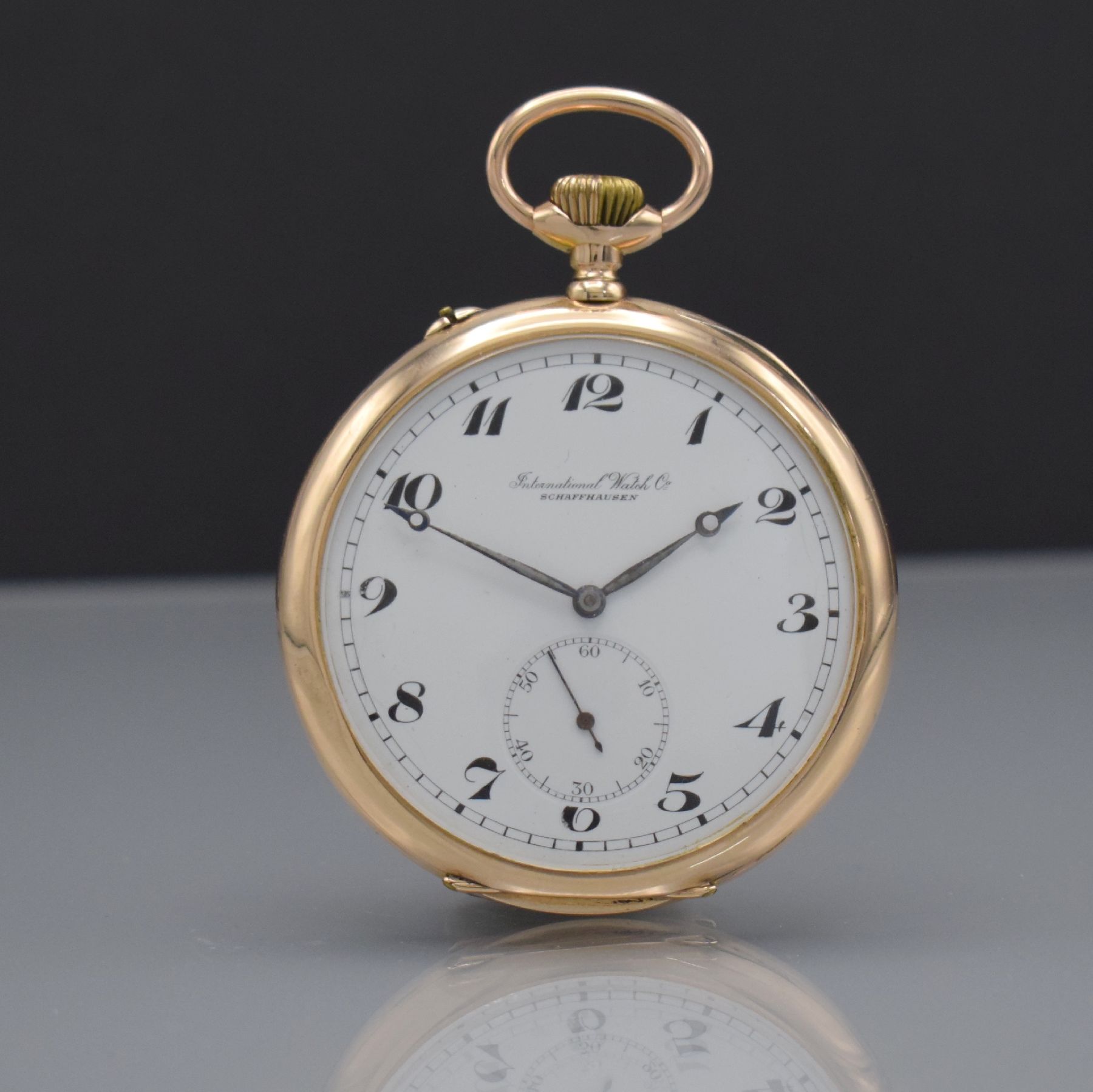 IWC offene Taschenuhr in RoseG 585/000, Schweiz um 1918, 2-Deckel Goldgeh. dell., Emailzifferbl. m. arab. Zahlen riss./besch., Stahlzeiger, verg. ...
