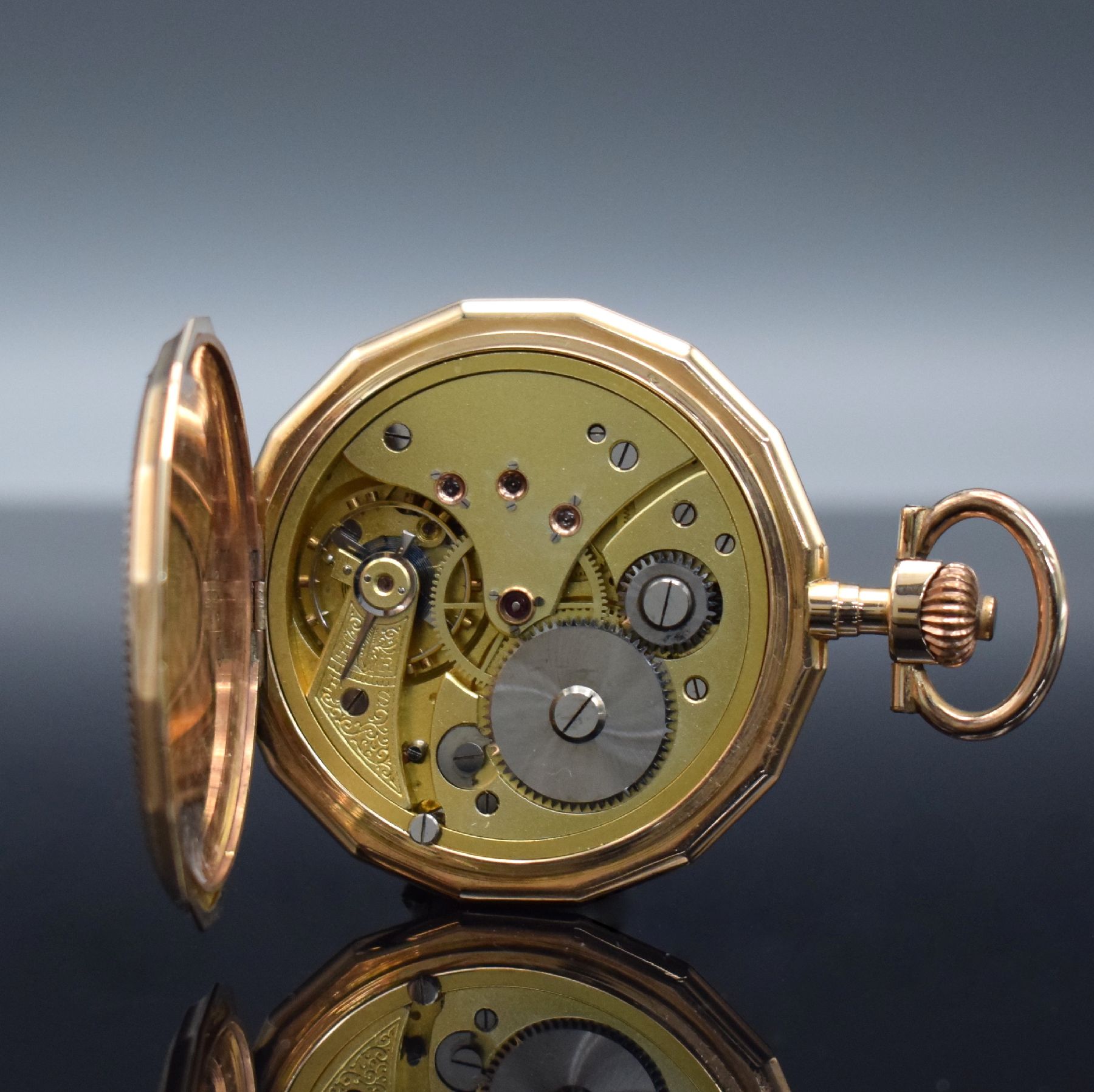 Detail g: Herrensavonette in RG 585/000, Schweiz um 1900, 2-Deckel Goldgeh., beide Schalen im Strahlendekor, Emailzifferbl. m. arab. Zahlen riss., gold. ...