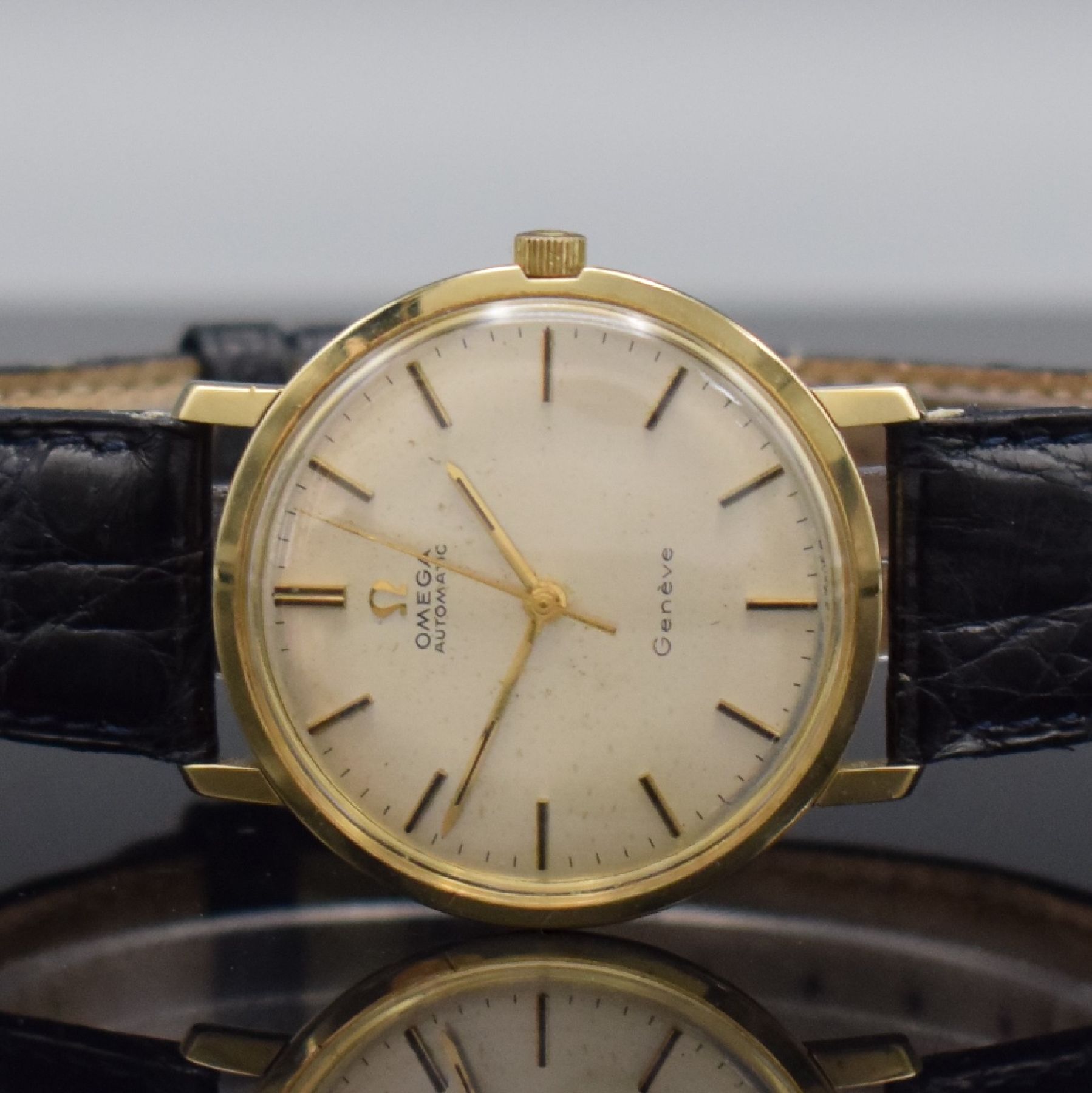 Detail a: OMEGA Geneve Herrenarmbanduhr in GG 585/000, Schweiz um 1969, Automatik, Ref. 1617037, 3-teil. Geh., Boden & Glasrand aufgedr., silb. Zifferbl. m. ...