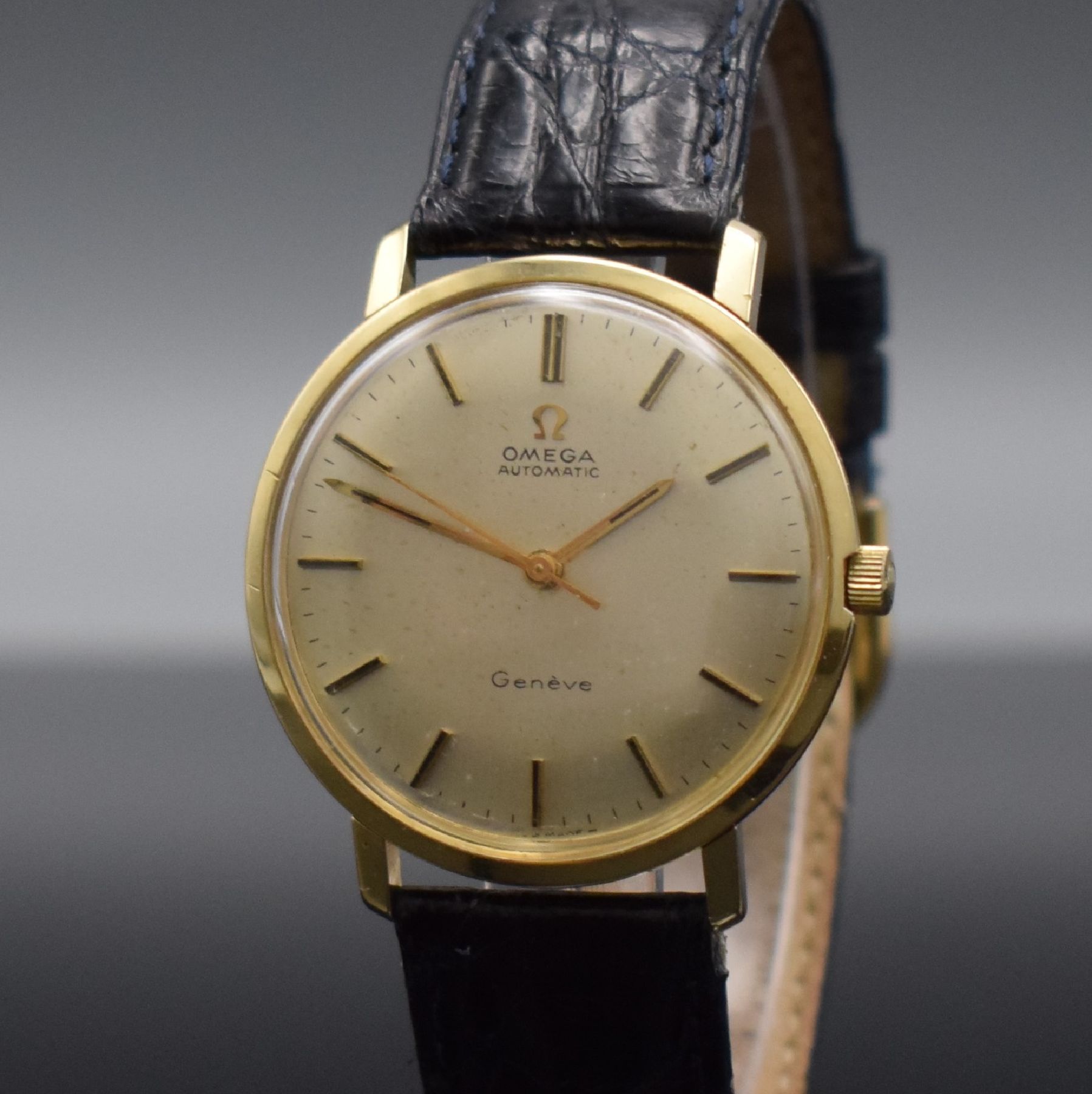 Detail c: OMEGA Geneve Herrenarmbanduhr in GG 585/000, Schweiz um 1969, Automatik, Ref. 1617037, 3-teil. Geh., Boden & Glasrand aufgedr., silb. Zifferbl. m. ...