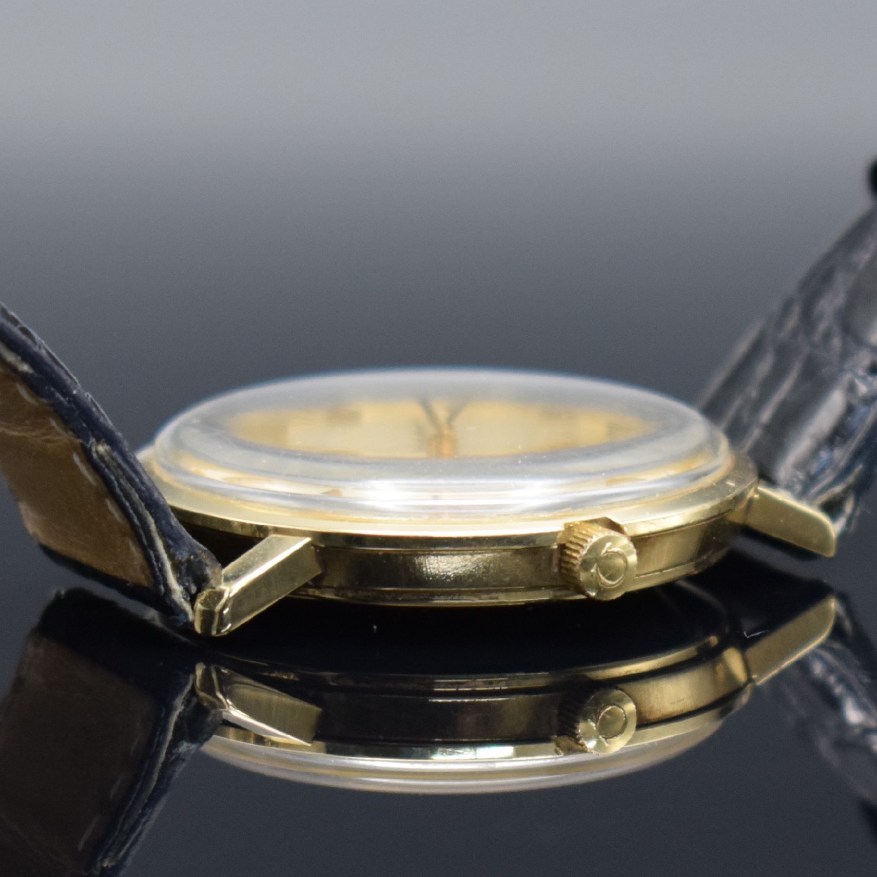 Detail d: OMEGA Geneve Herrenarmbanduhr in GG 585/000, Schweiz um 1969, Automatik, Ref. 1617037, 3-teil. Geh., Boden & Glasrand aufgedr., silb. Zifferbl. m. ...