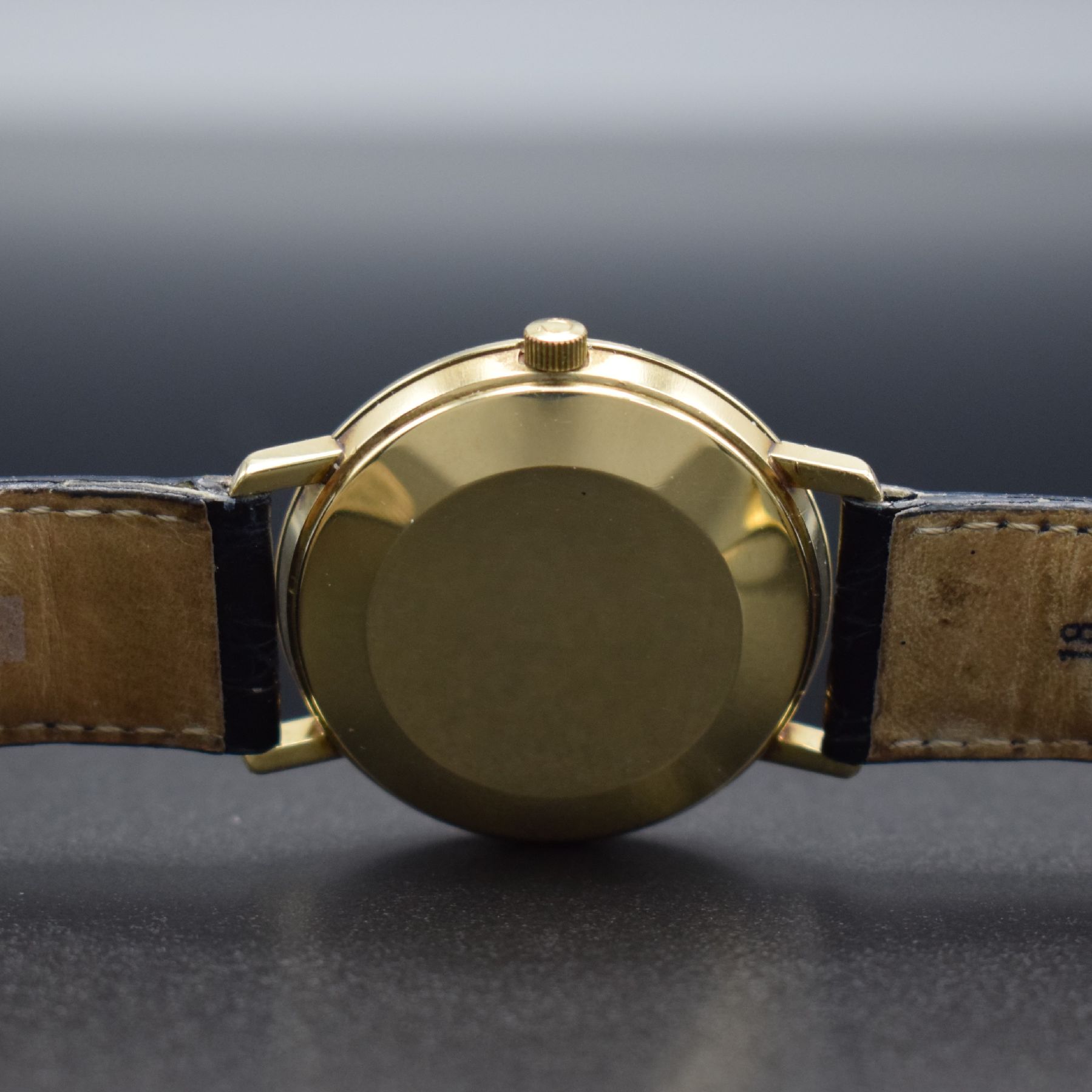 Detail e: OMEGA Geneve Herrenarmbanduhr in GG 585/000, Schweiz um 1969, Automatik, Ref. 1617037, 3-teil. Geh., Boden & Glasrand aufgedr., silb. Zifferbl. m. ...
