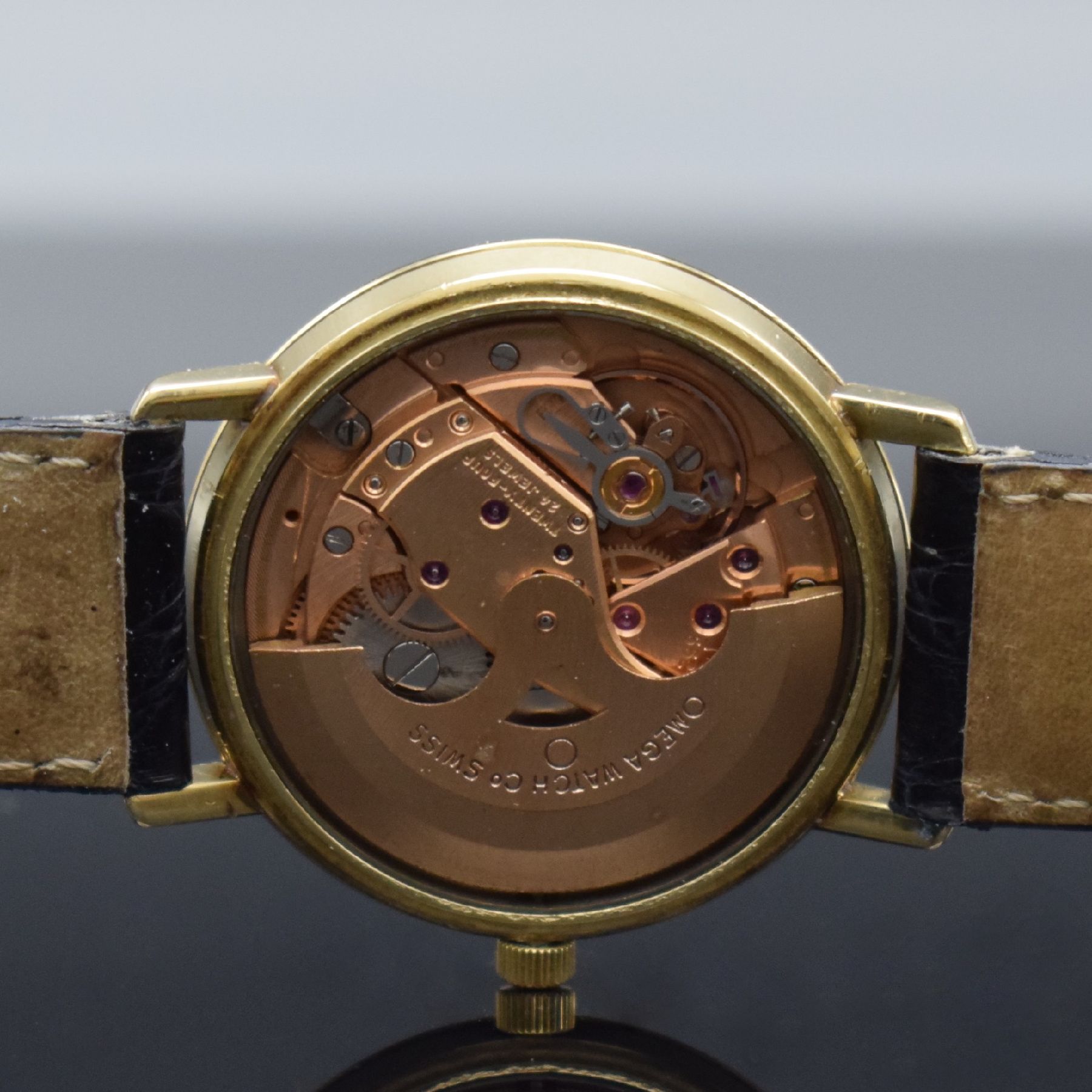 Detail g: OMEGA Geneve Herrenarmbanduhr in GG 585/000, Schweiz um 1969, Automatik, Ref. 1617037, 3-teil. Geh., Boden & Glasrand aufgedr., silb. Zifferbl. m. ...