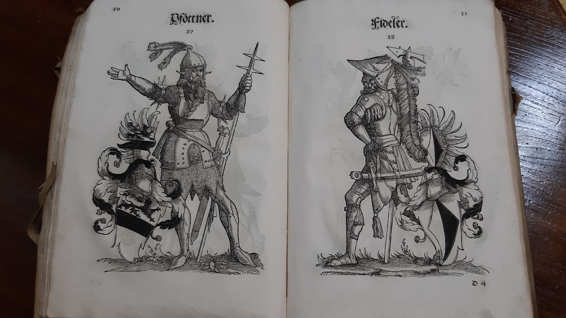 Detail c: Bericht und Anzeigen der loblichen Stadt Augspurg aller Herren Geschlecht so vor ...., 1550, 163 Seiten, mit Darstellungen der Wappen der ...