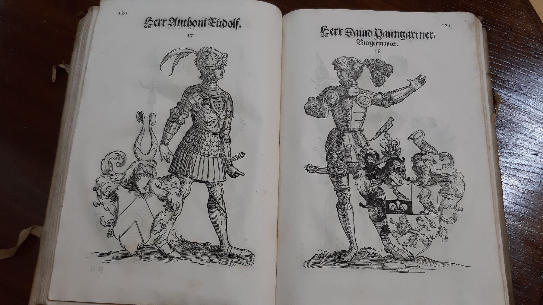Detail e: Bericht und Anzeigen der loblichen Stadt Augspurg aller Herren Geschlecht so vor ...., 1550, 163 Seiten, mit Darstellungen der Wappen der ...