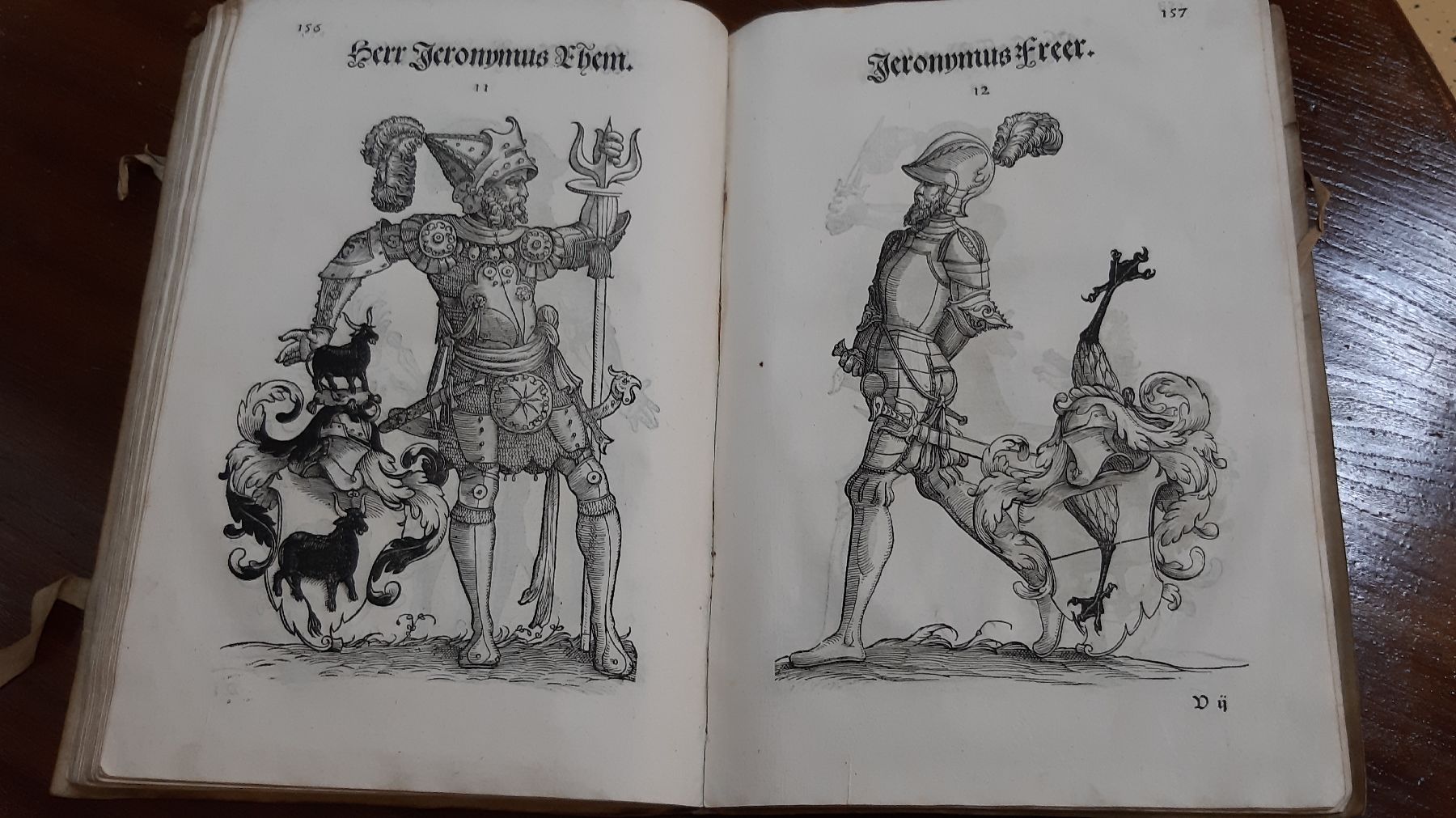 Detail g: Bericht und Anzeigen der loblichen Stadt Augspurg aller Herren Geschlecht so vor ...., 1550, 163 Seiten, mit Darstellungen der Wappen der ...