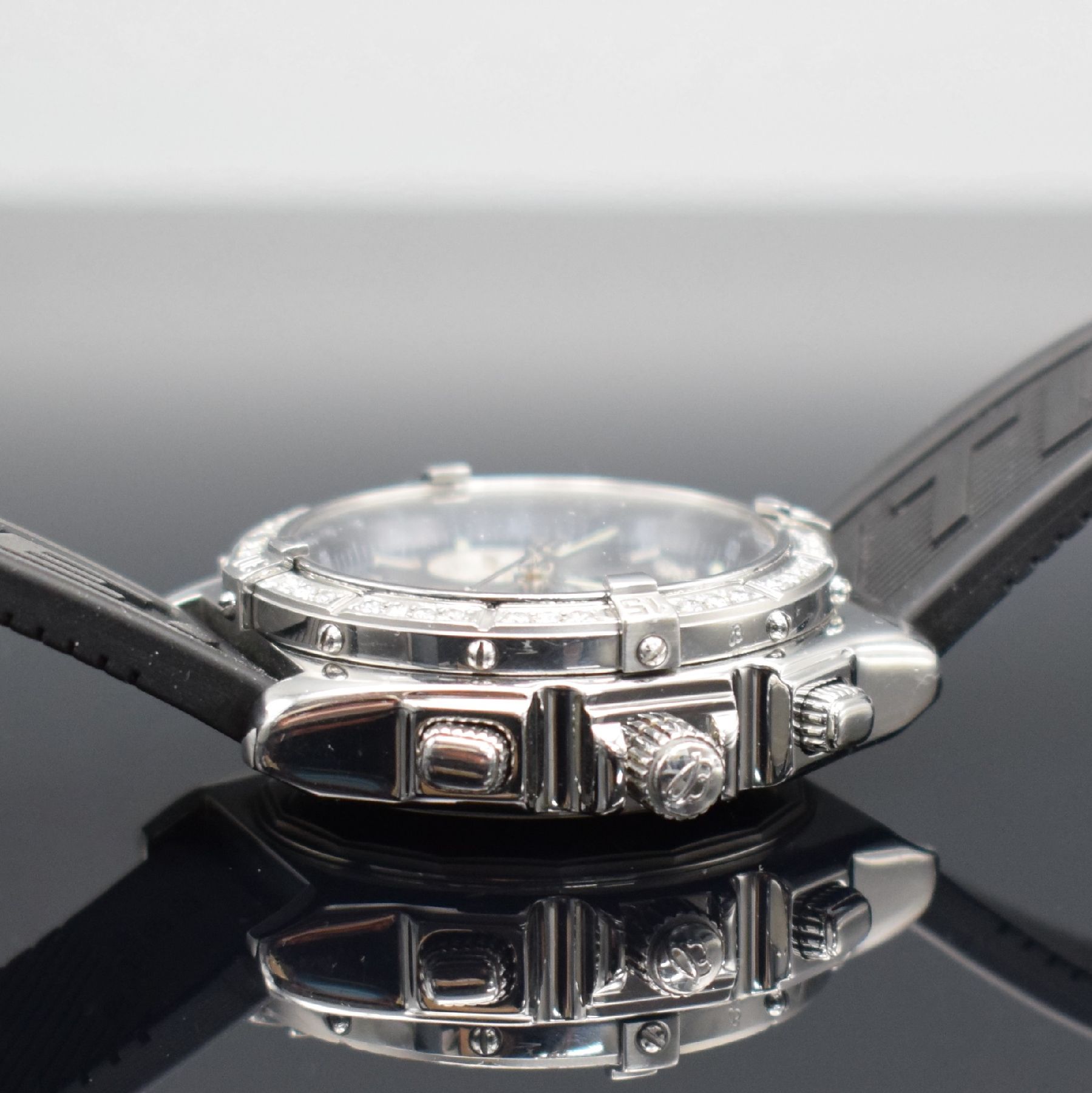 Detail e: BREITLING Crosswind Armbandchronograph mit Grossdatum, Schweiz um 2005, Automatik, Ref. A44355, massives verschr. Edelstahlgeh., eins. drehb. ...