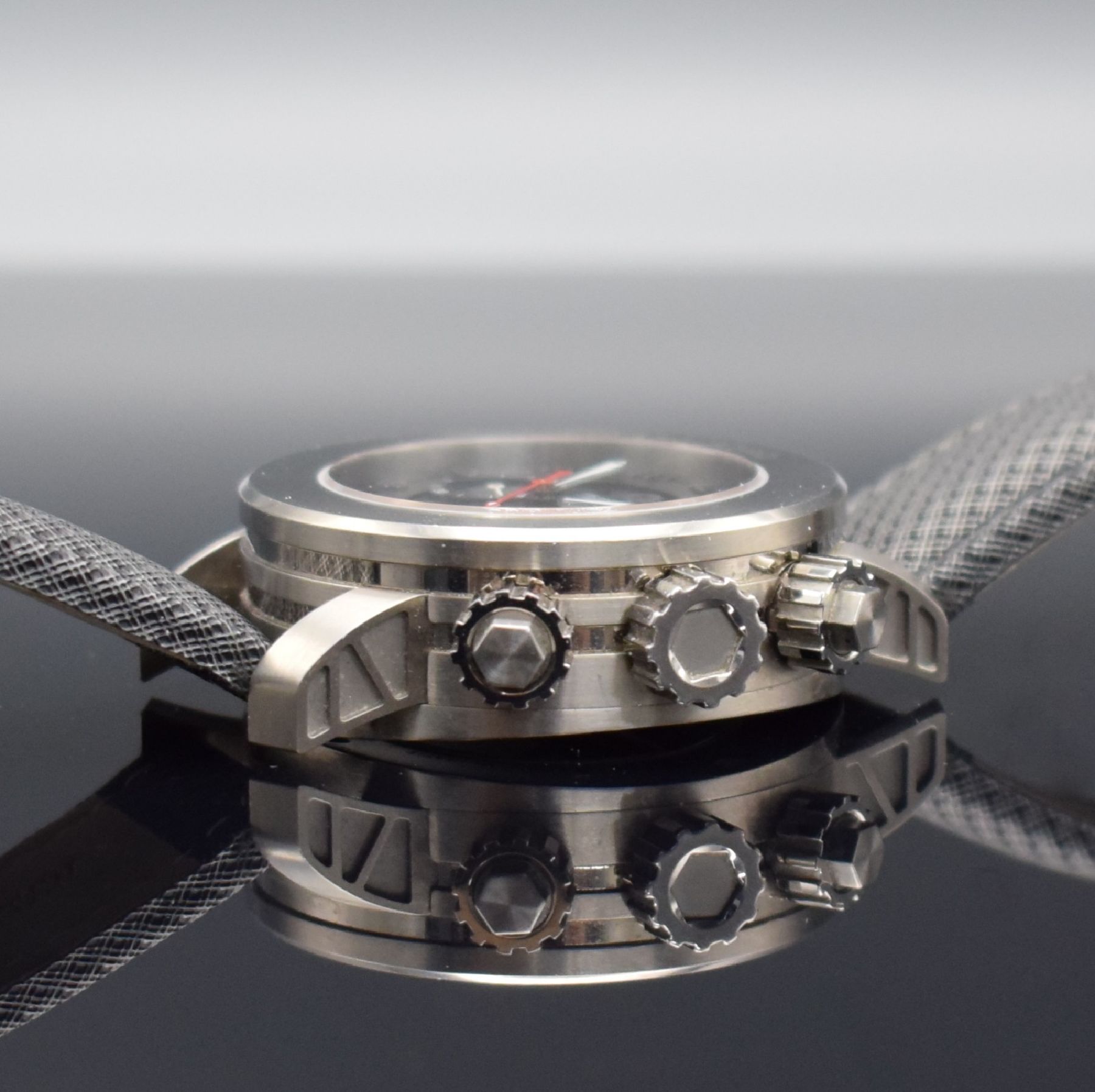 Detail e: MECCANICHE VELOCI Superquadro große Herrenarmbanduhr mit Chronograph, Italien um 2015, Automatik, beids. vergl. & verschr. Geh. in Titan, ...