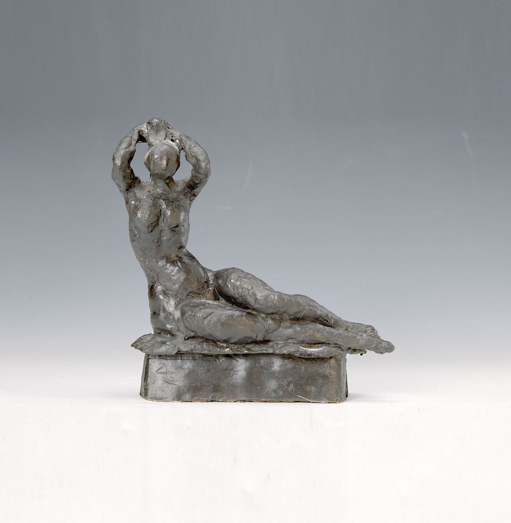 Erich Koch, 1924 Roßbach/Pfalz - 2014 München, hier: Frauenakt, Bronzefigur, rückseitig signiert Koch, nach seiner Rückkehr aus der russischen ...