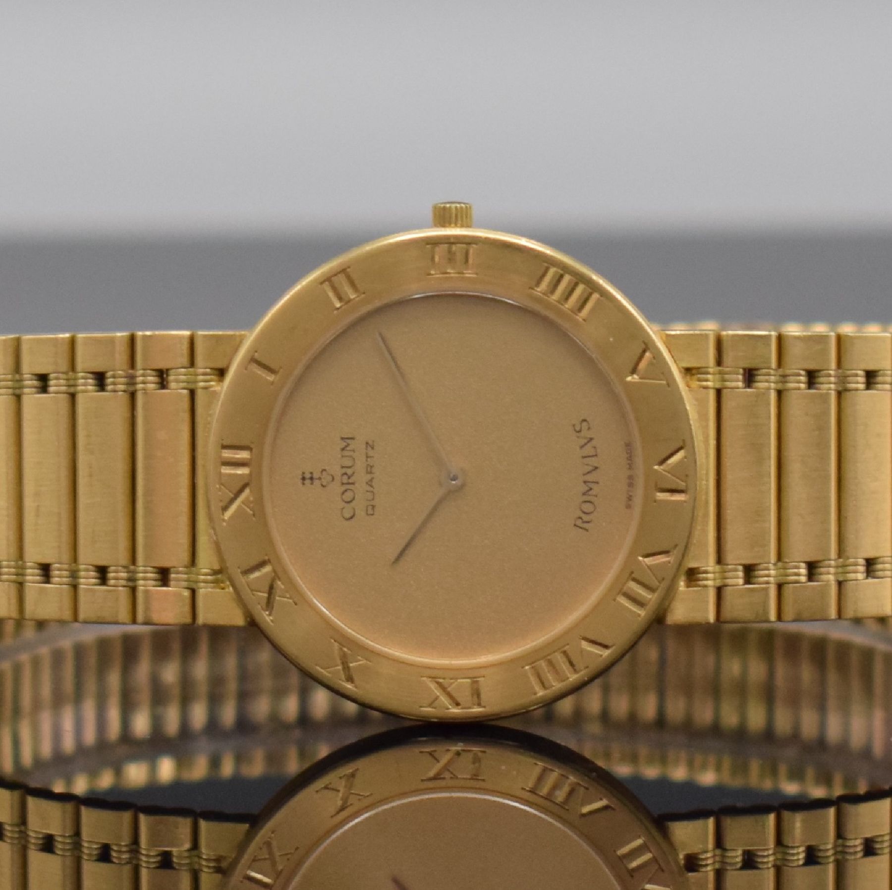 Detail a: CORUM Herrenarmbanduhr ROMULUS in GG 750/000, Schweiz um 1990, quarz, Ref. 50.103.56V48, orig. GG 750/000 Gliederband, Boden 6-fach verschr., gold. ...