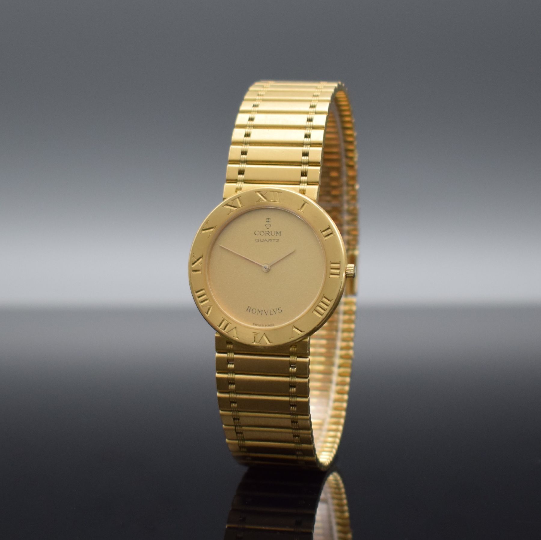 Detail b: CORUM Herrenarmbanduhr ROMULUS in GG 750/000, Schweiz um 1990, quarz, Ref. 50.103.56V48, orig. GG 750/000 Gliederband, Boden 6-fach verschr., gold. ...