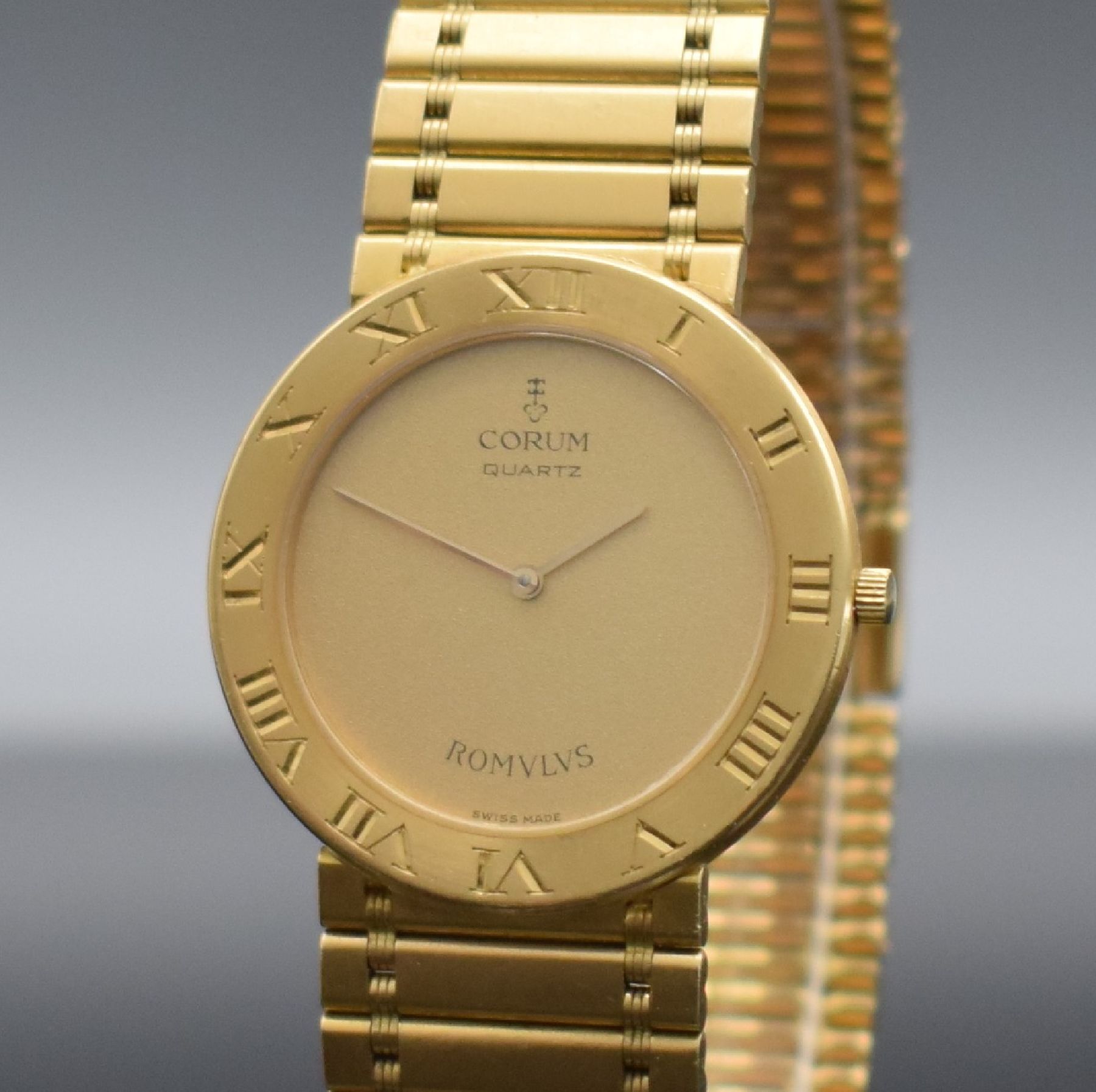 Detail c: CORUM Herrenarmbanduhr ROMULUS in GG 750/000, Schweiz um 1990, quarz, Ref. 50.103.56V48, orig. GG 750/000 Gliederband, Boden 6-fach verschr., gold. ...