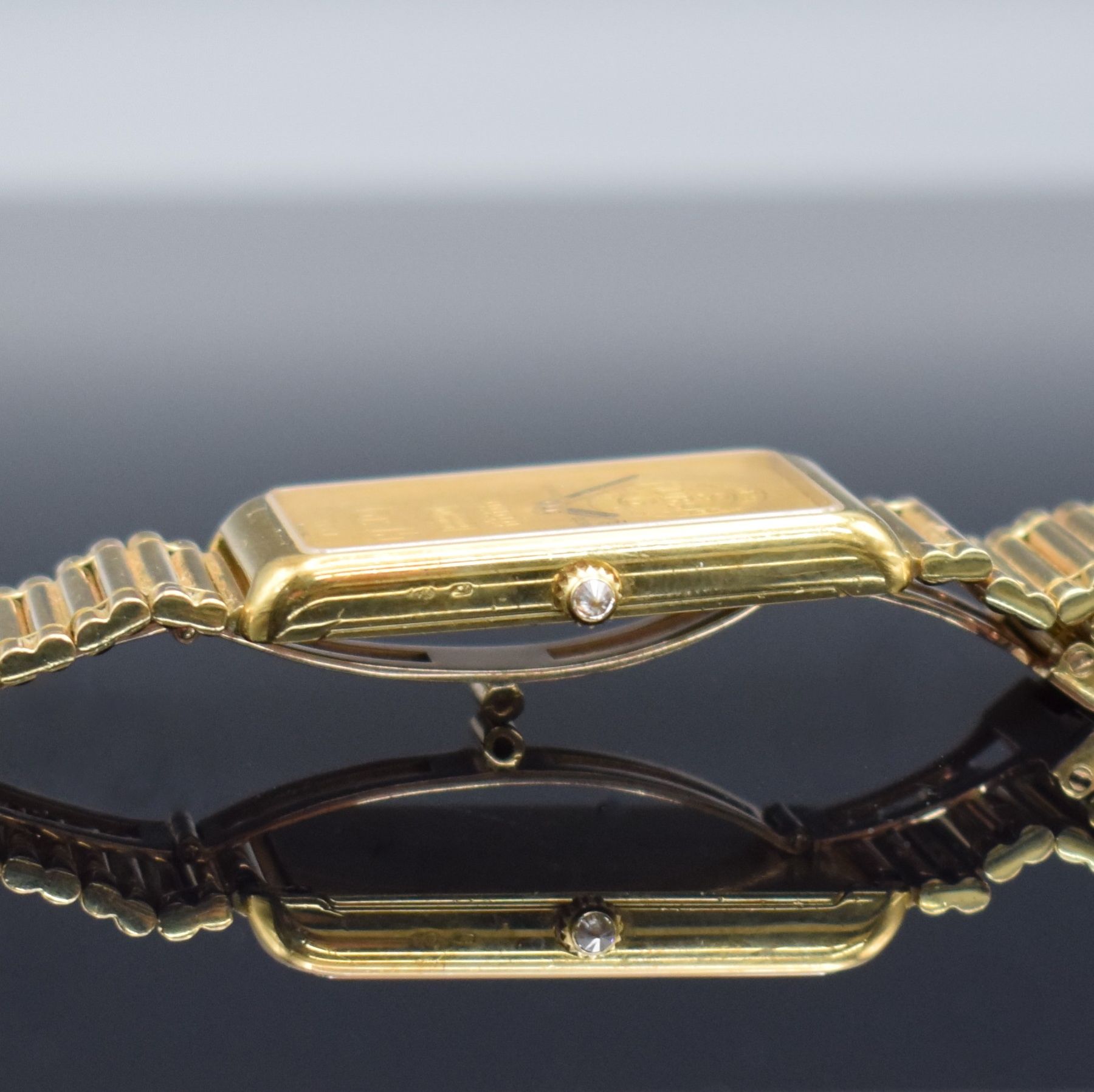 Detail e: CORUM Herrenarmbanduhr in Form eines 15g Feingoldbarrens, Schweiz um 1993, quarz, Ref. 44400, GG 750/000 Gehäuse inkl Gliederband m. dopp. ...